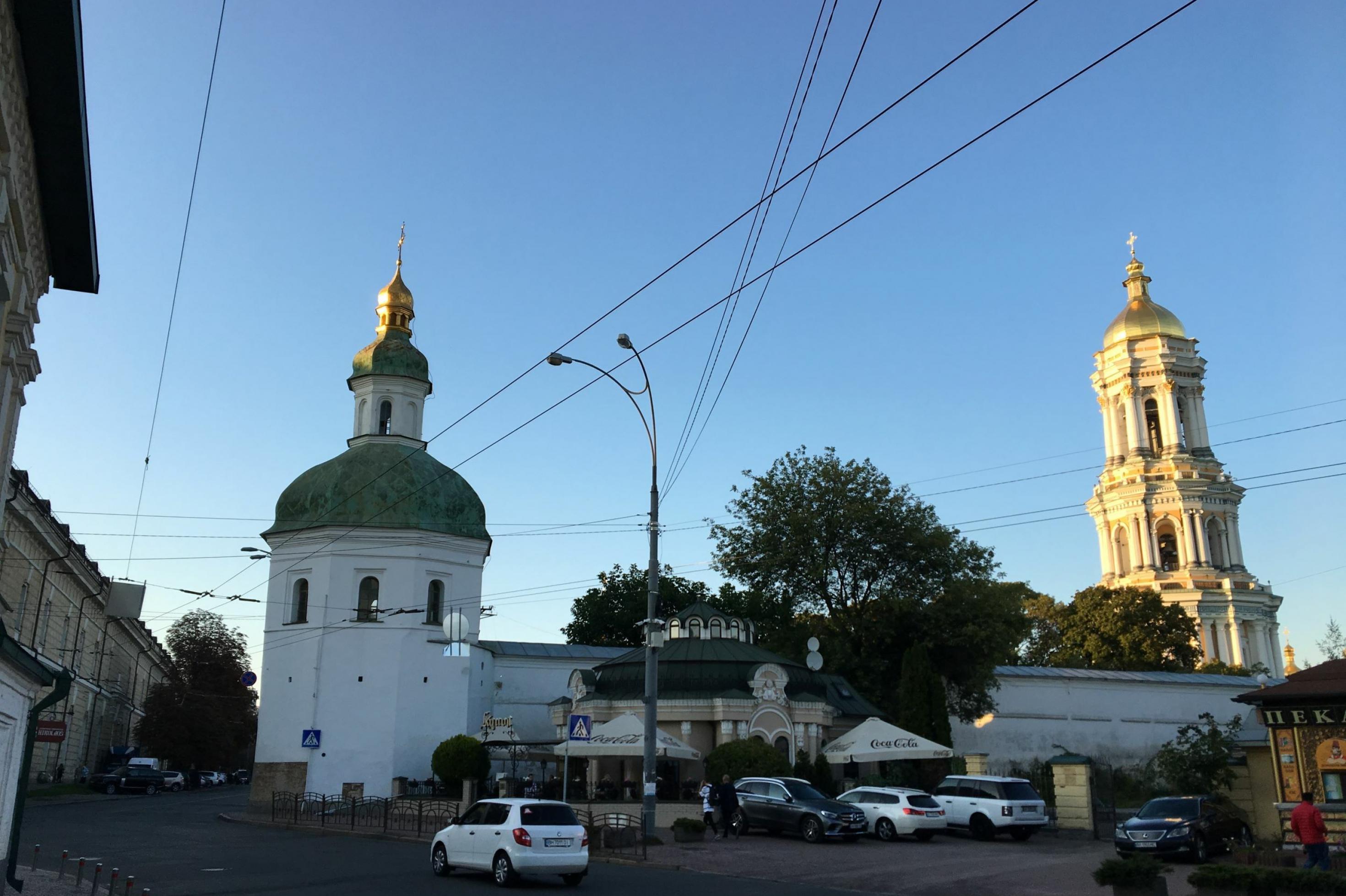 Das Bild zeigt zwei Türme des russisch-orthodoxen Höhlenklosters Lawra in Kiew vor Beginn des Kriegs gegen die Ukraine