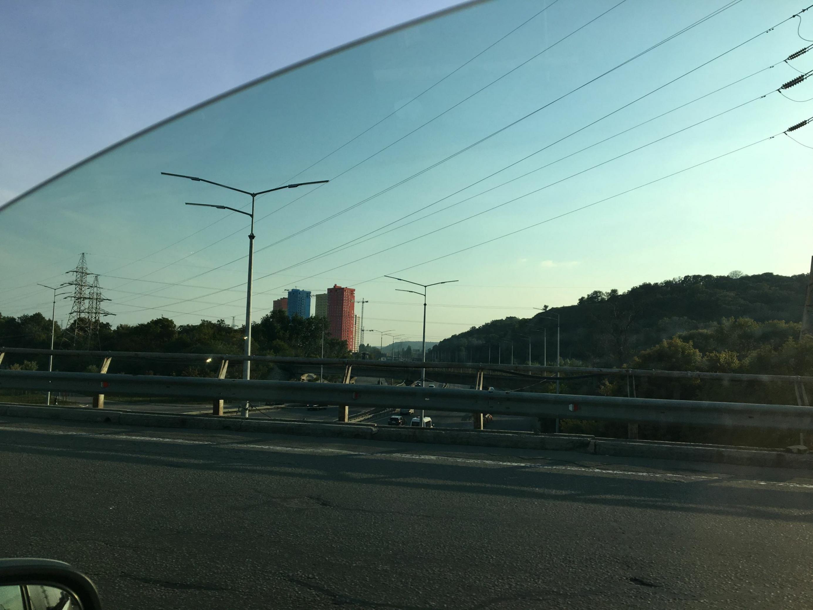 Ein Blick von einer Brücke in Kiew auf mehrere Hochhäuser am Rande der ukrainischen Hauptstadt