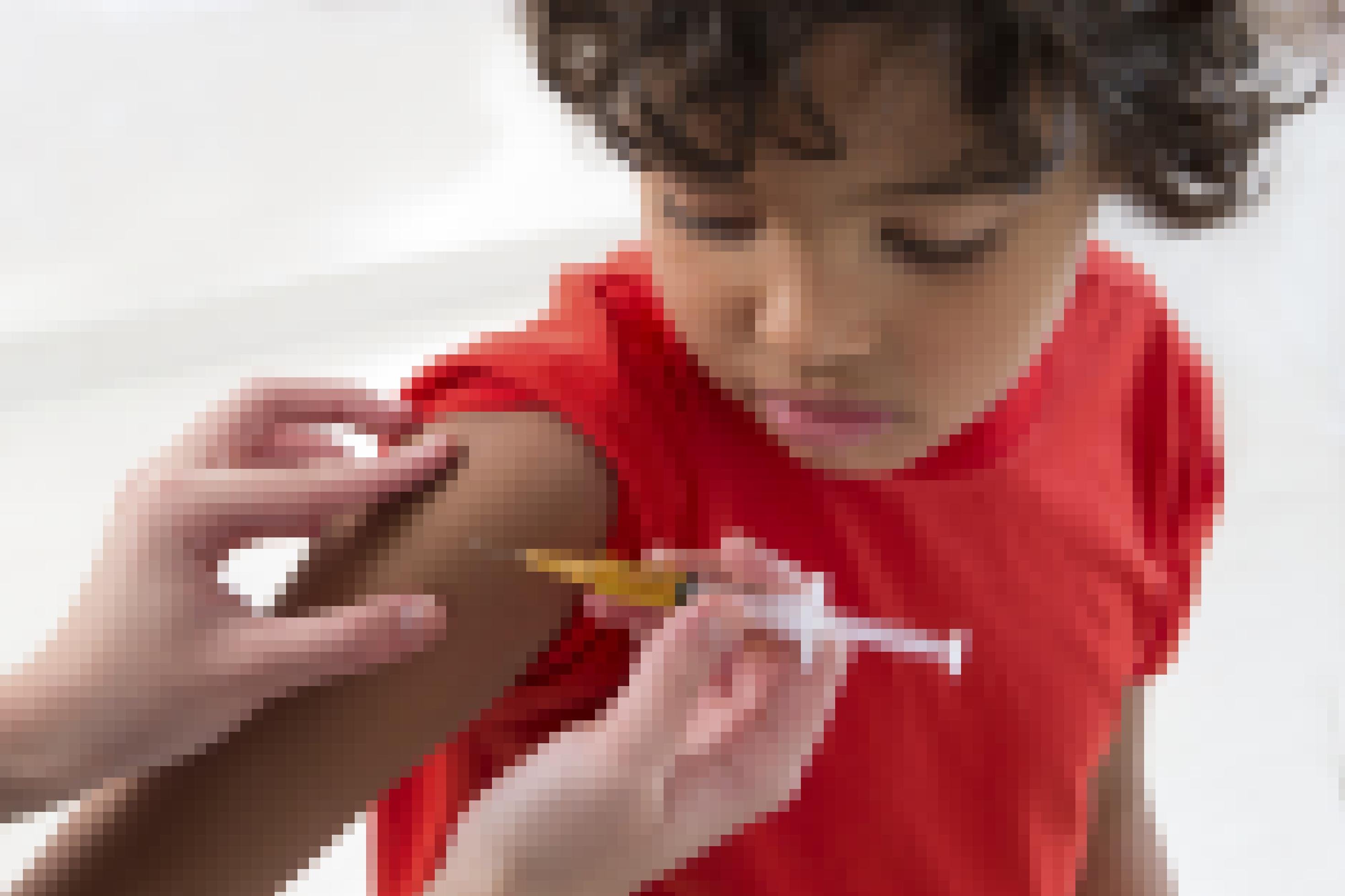 Ein Junge erhält eine Impfspritze in den Arm
