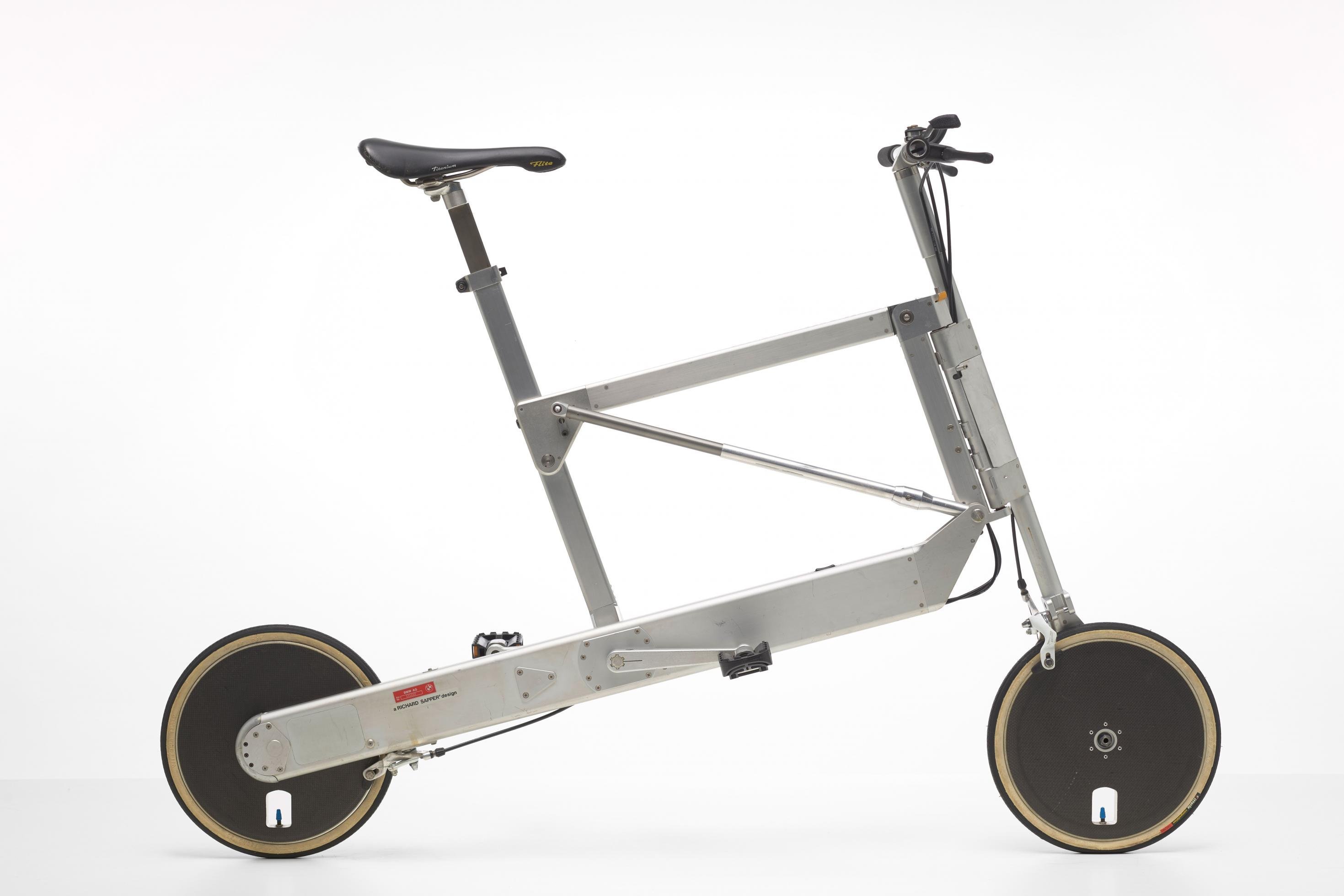 Die Rahmengeometrie des aus hellen Aluminium-Streben und fast winzigen schwarzen Rädern zusammengesetzten Klapprads ist nahezu ein Quadrat.