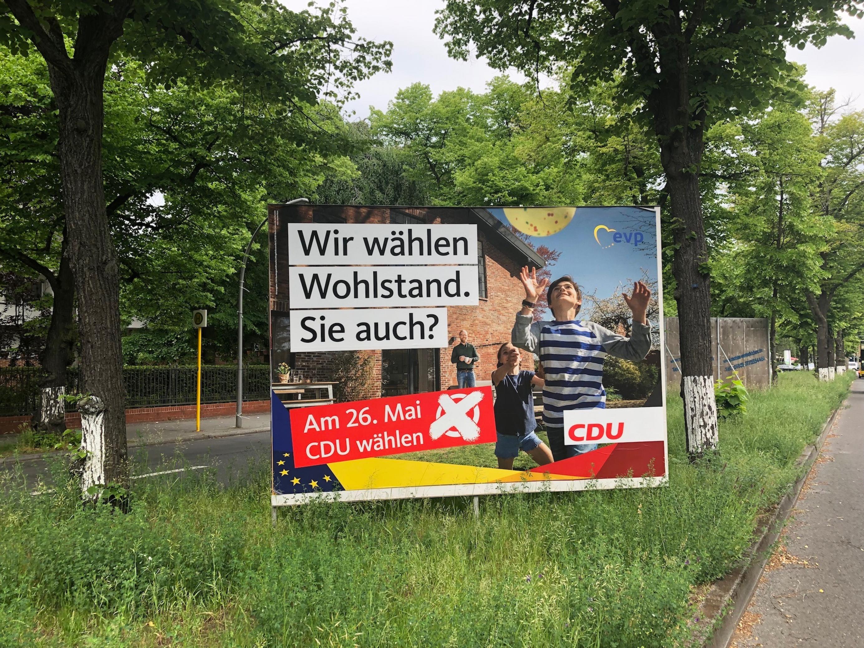 Großes Wahlplakat der CDU am Straßenrand mit der Aufschrift „Wir wählen Wohlstand. Sie auch?“.