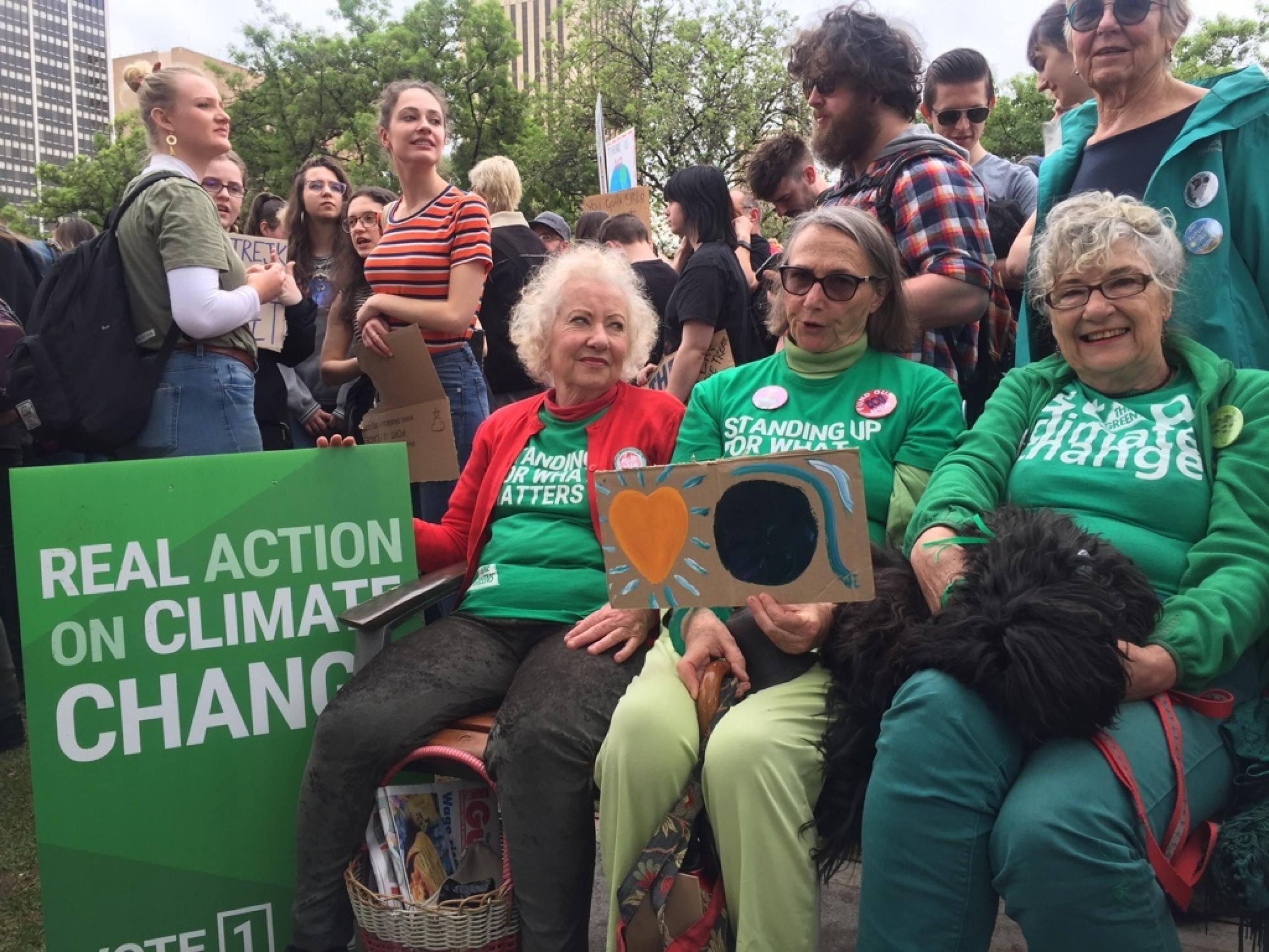 Das Bild zeigt drei ältere Australierinnen, die mit ihren grünen T-Shirts und Plakaten bei der ersten Demo von Fridays for Future in Adelaide für mehr Klimaschutz demonstrieren.