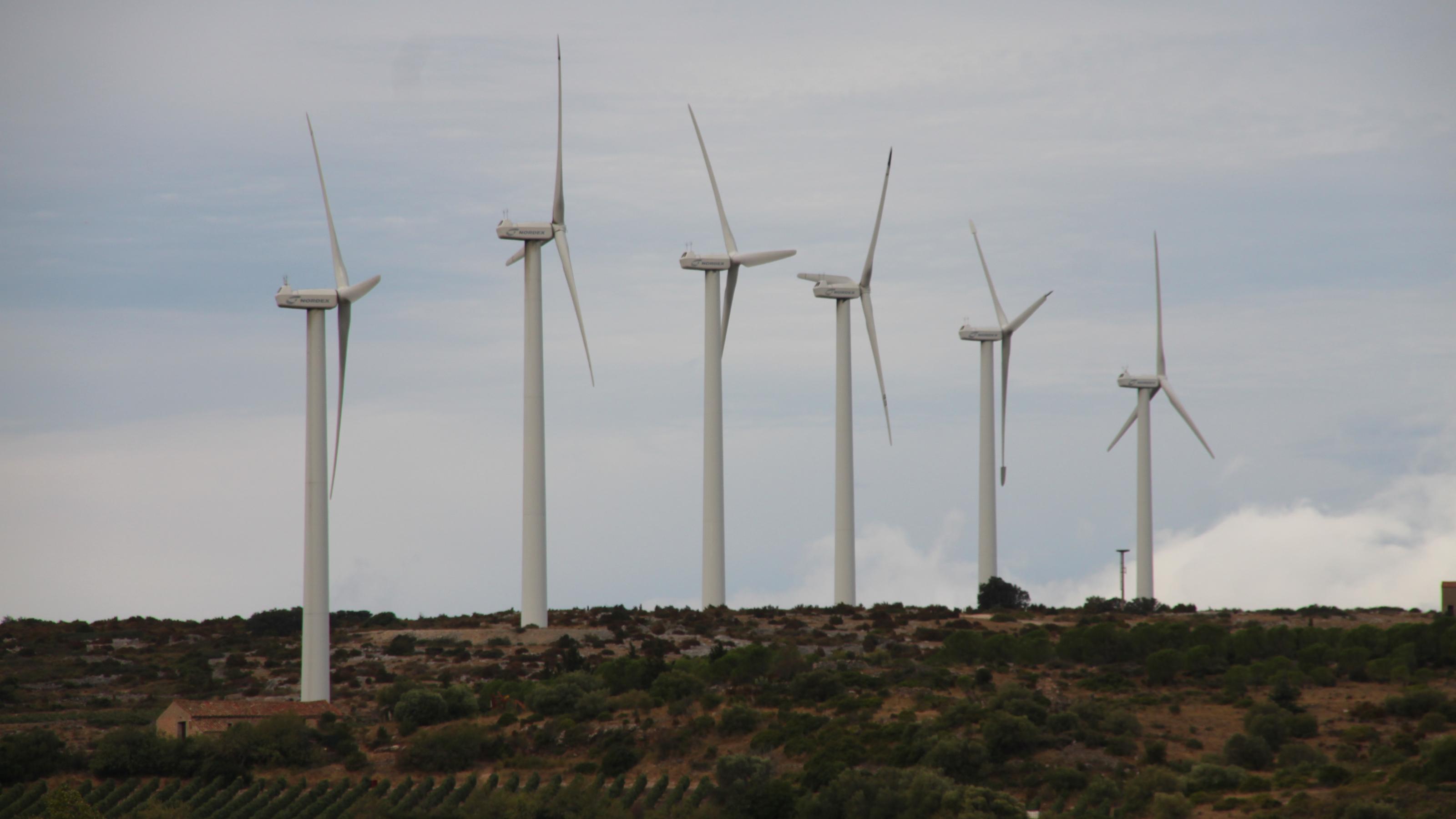 indkraftanlagen auf einem Berg in Frankreich: Erneuerbare Energien helfen beim Klimaschutz