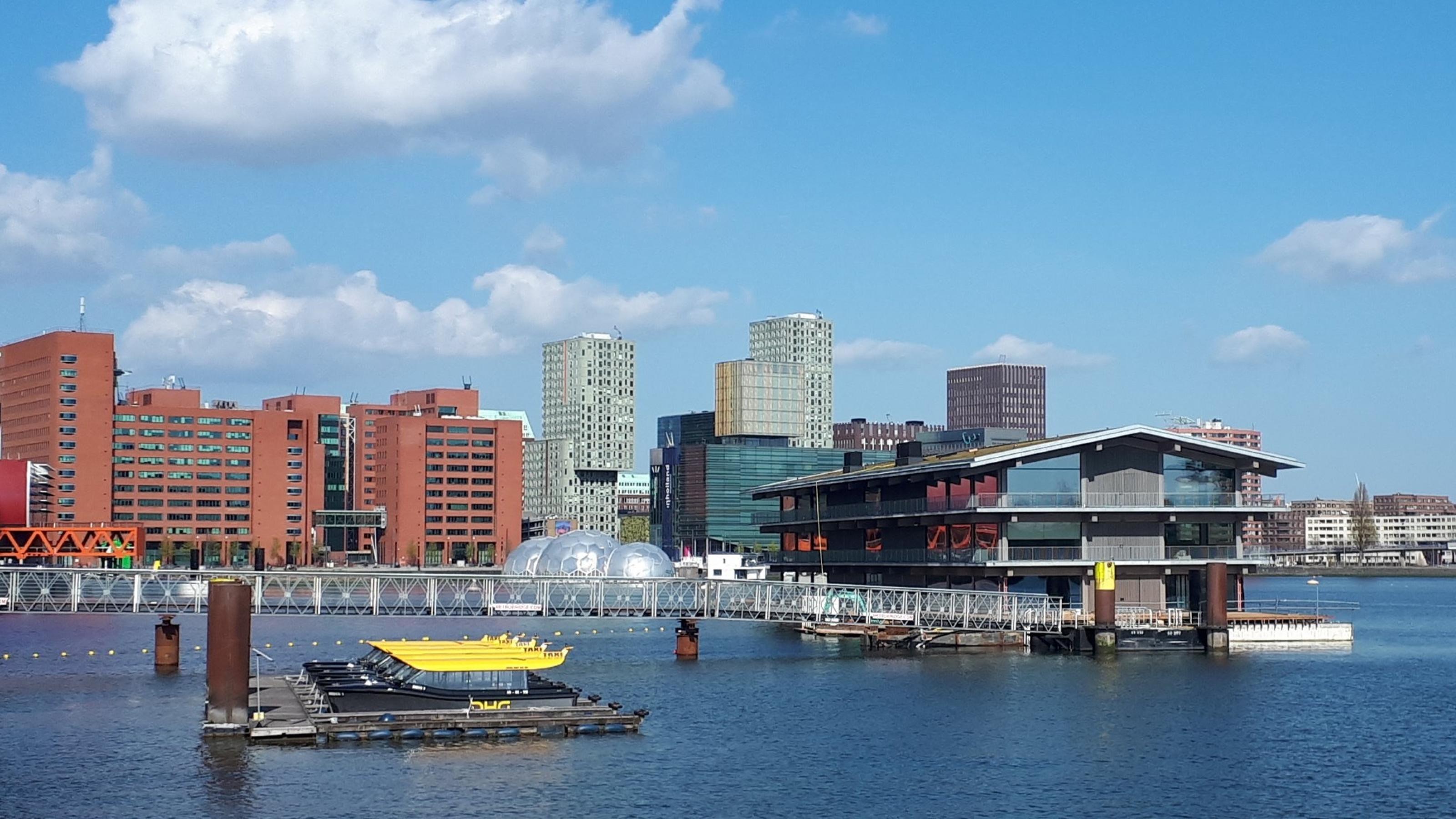 Ein schwimmendes Bürogebäude im Hafen von Rotterdam