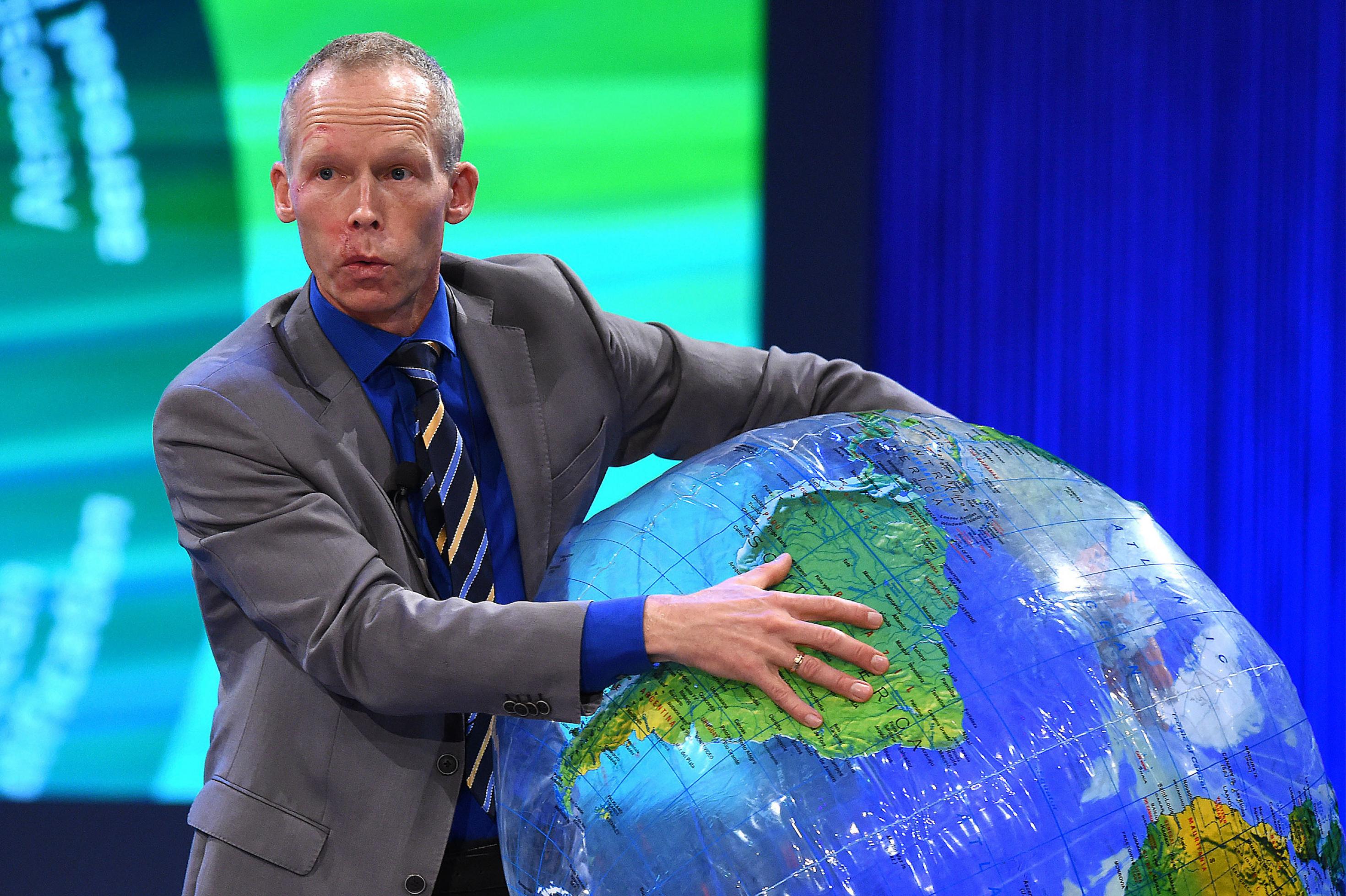 Der schwedische Resilienzforscher und Preisträger Prof. Dr. Johan Rockström entwickelte das Konzept der „planetaren Grenzen“, das er anlässlich der Verleihung des Deutschen Umweltpreises 2015 anhand eines aufblasbaren Globus erklärt. Foto: Revierfoto