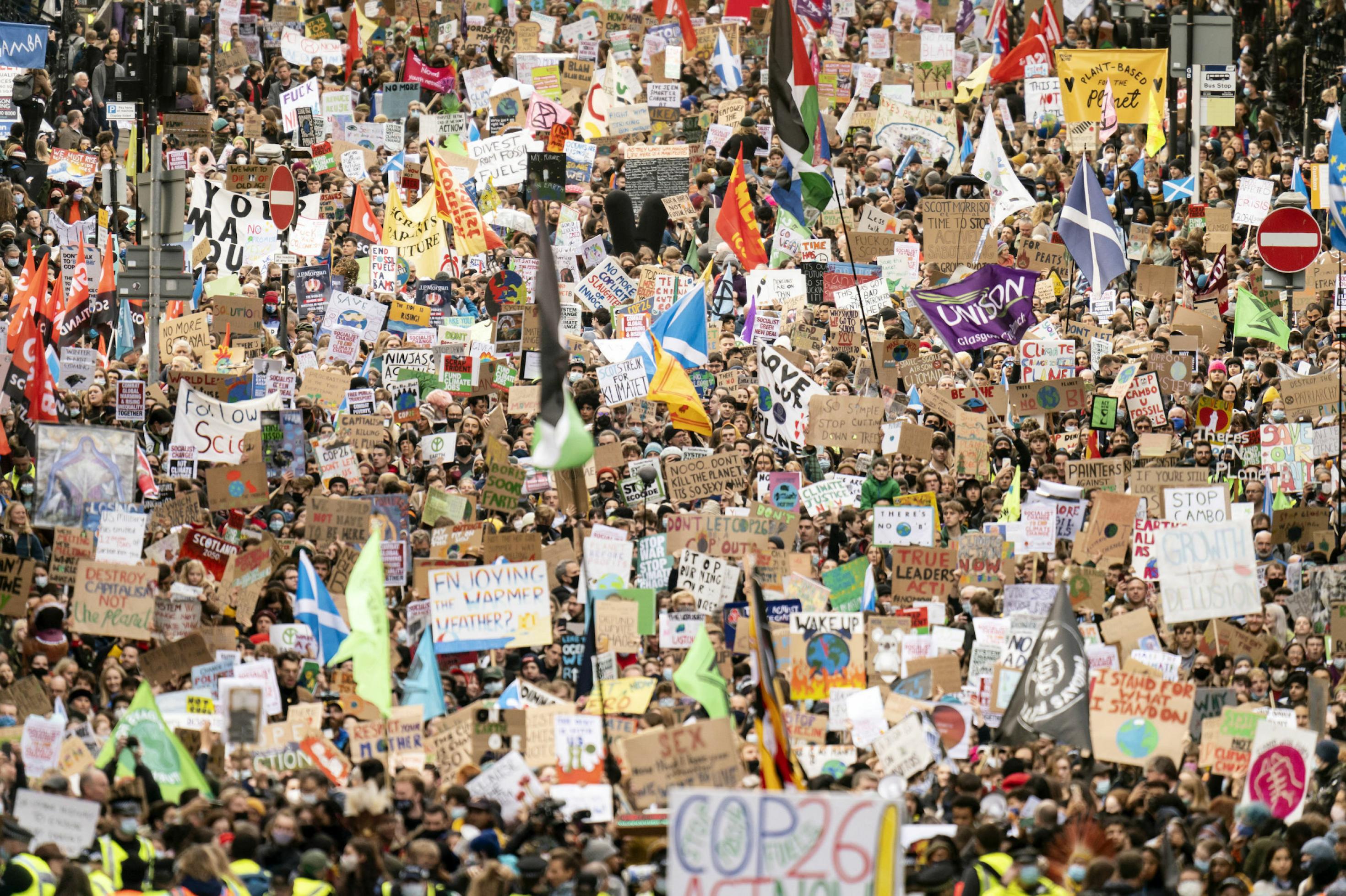 Eine riesige Menschenmenge mit vielen Plakaten für den Klimaschutz