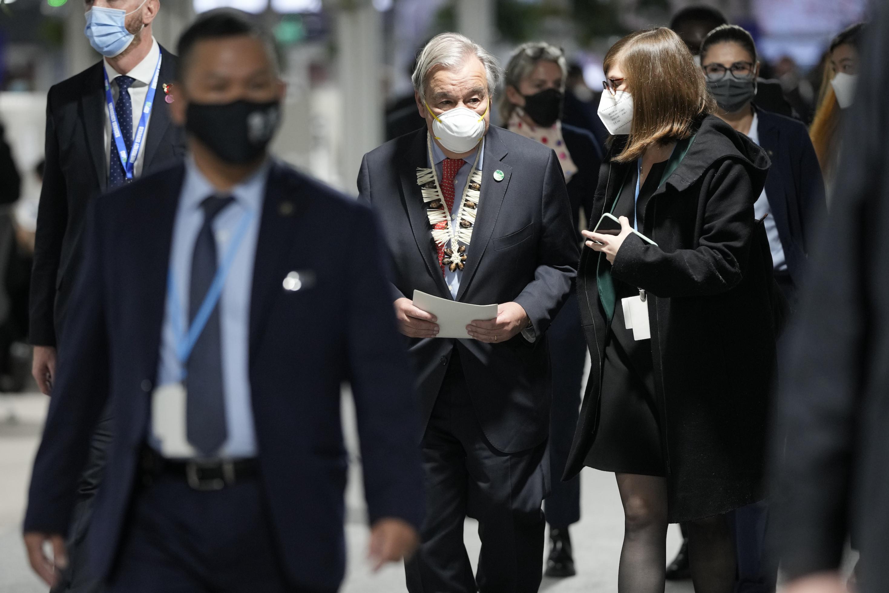 UN -Generalsekretär Antonio Guterres läuft mit FFP2-Maske einen Gang hinab.