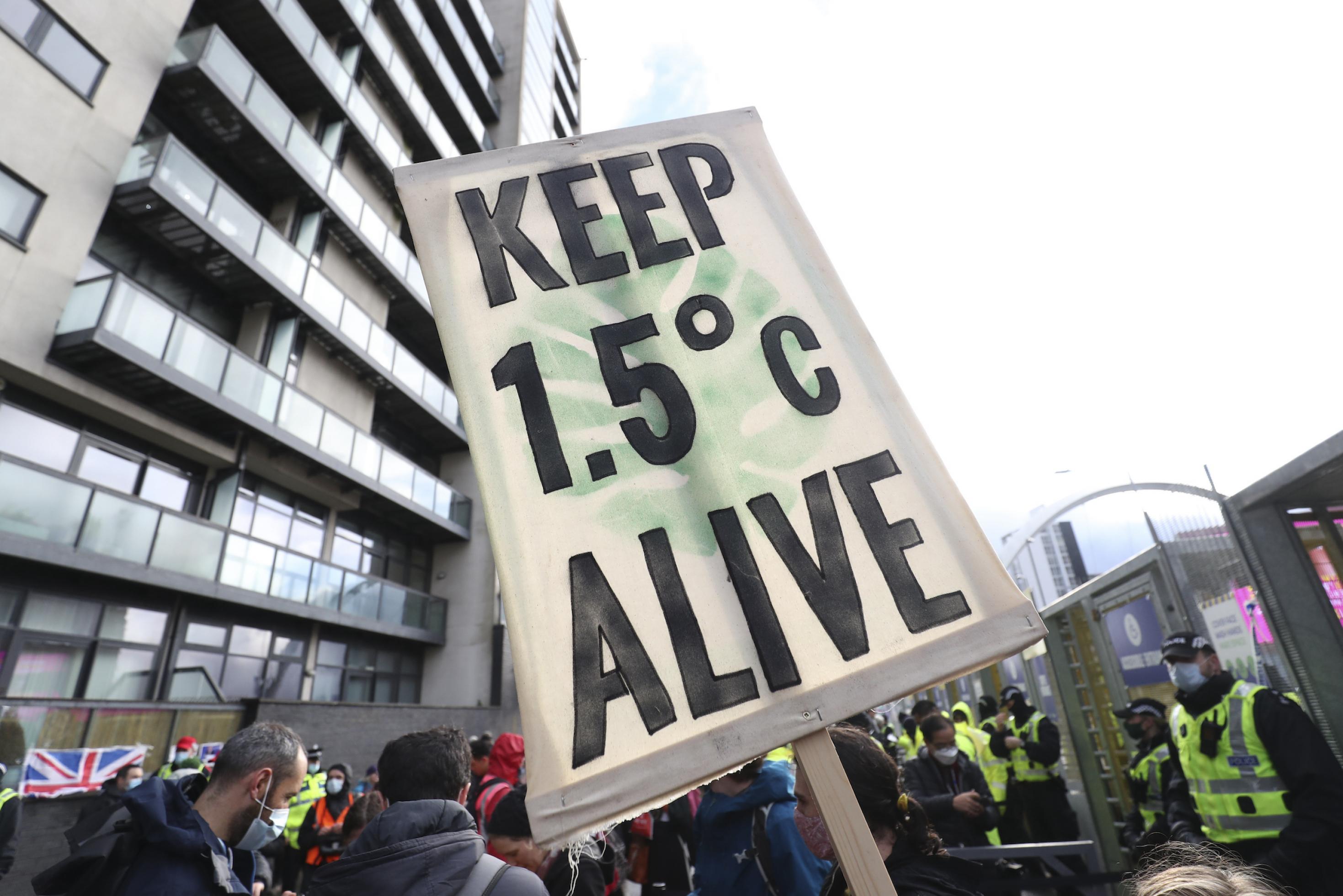 Demonstrant mit Schild „Keep 1,5 degrees alive“