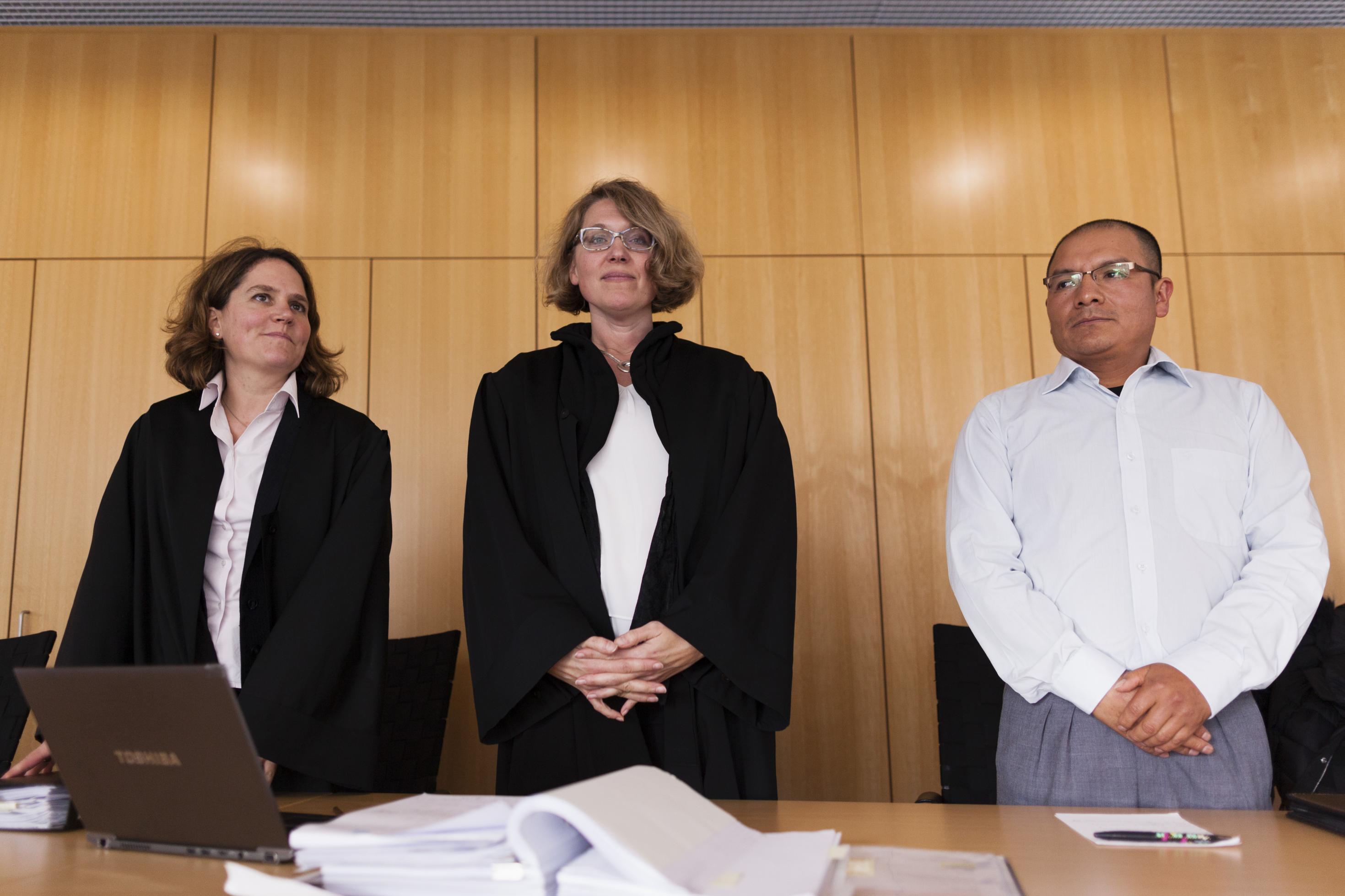 Landwirt Saul Lusciano Lliuya und Anwältinnen Roda Verheyen und Clara Goldmann während der Verhandlung der RWE-Klage.