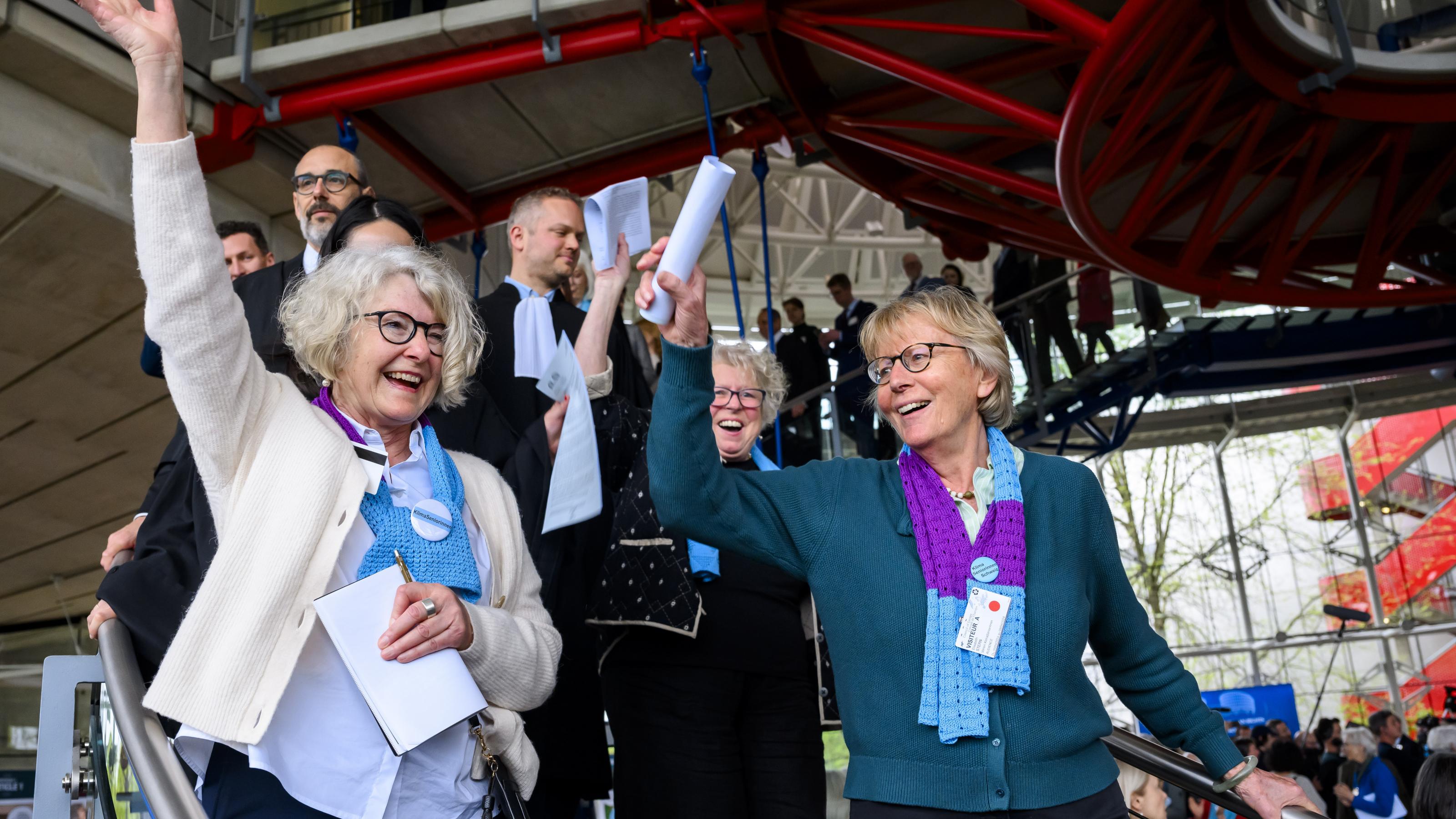 Die Schweizer KlimaseniorInnen erhielten vor dem EGMR in Straßburg recht: Klimaschutz ist Menschutz! – sie jubeln.