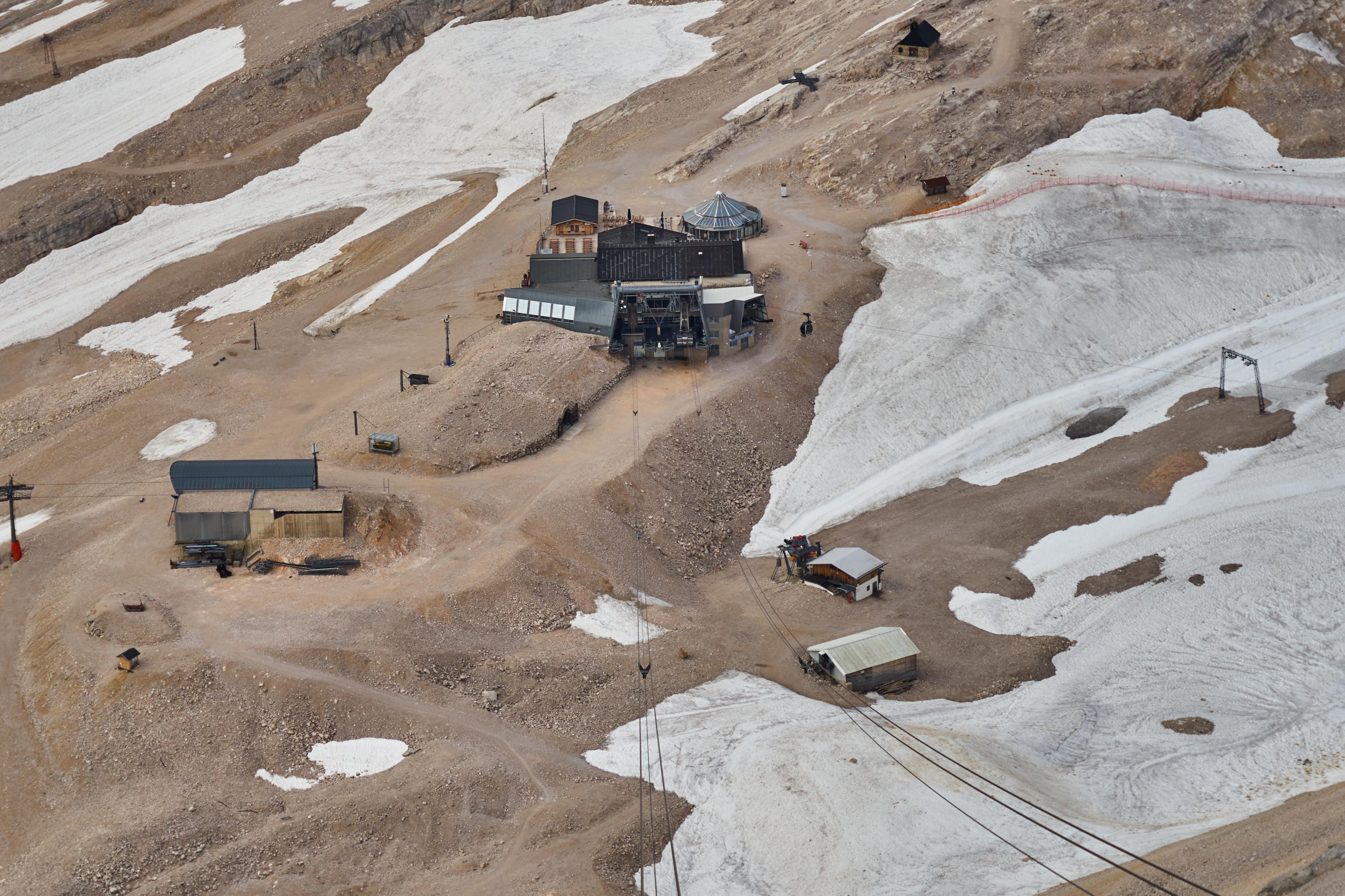 Drohnenaufnahme von der Bergstation der Zugspitze, daneben Schneefelder