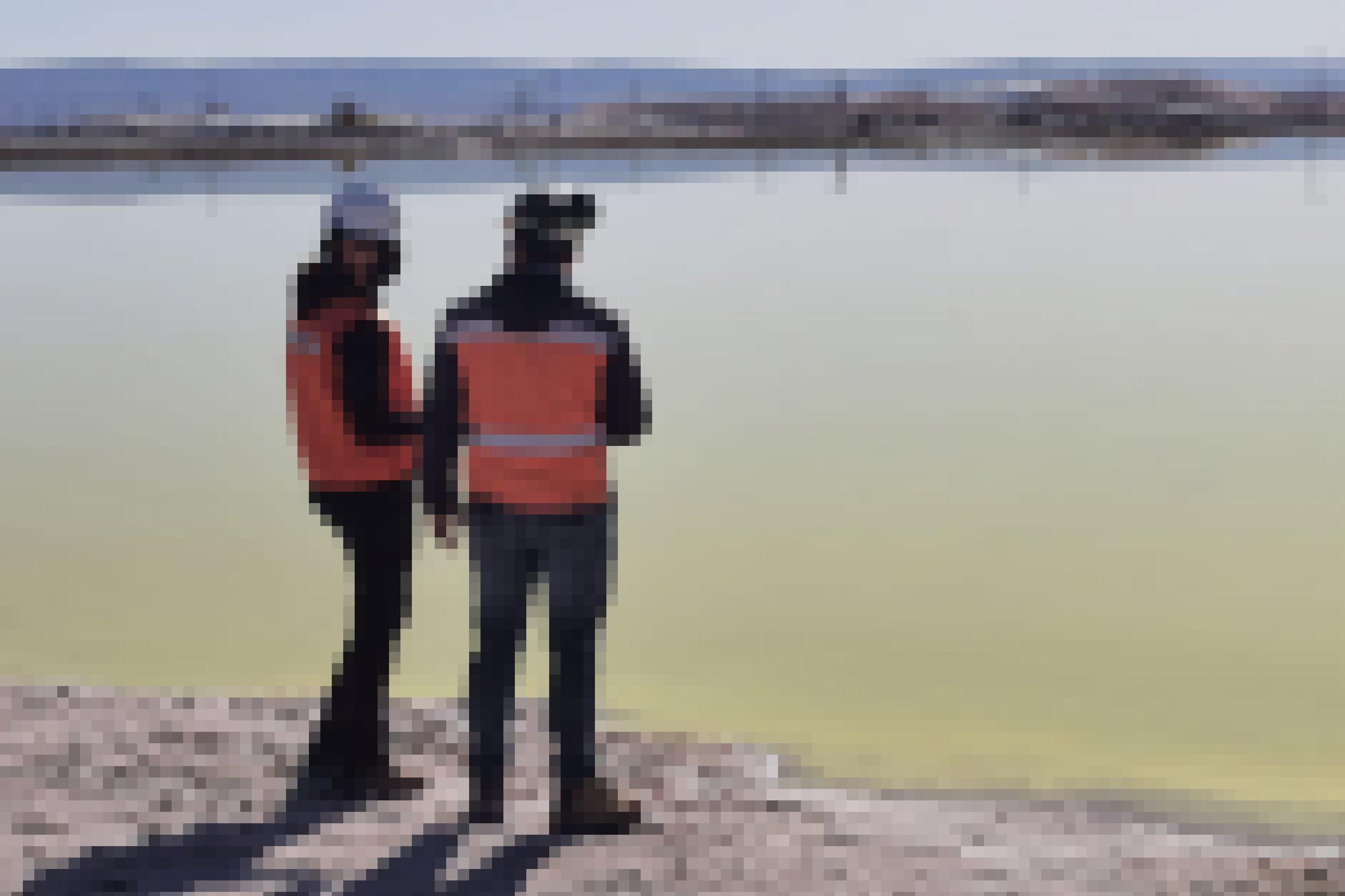 Weltreporterin Karen Naundorf beim Interview in der Atacama-Wüste in Chile an einem Becken, in denen die Wasseranteile der lithiumhaltigen Sole verdunsten.