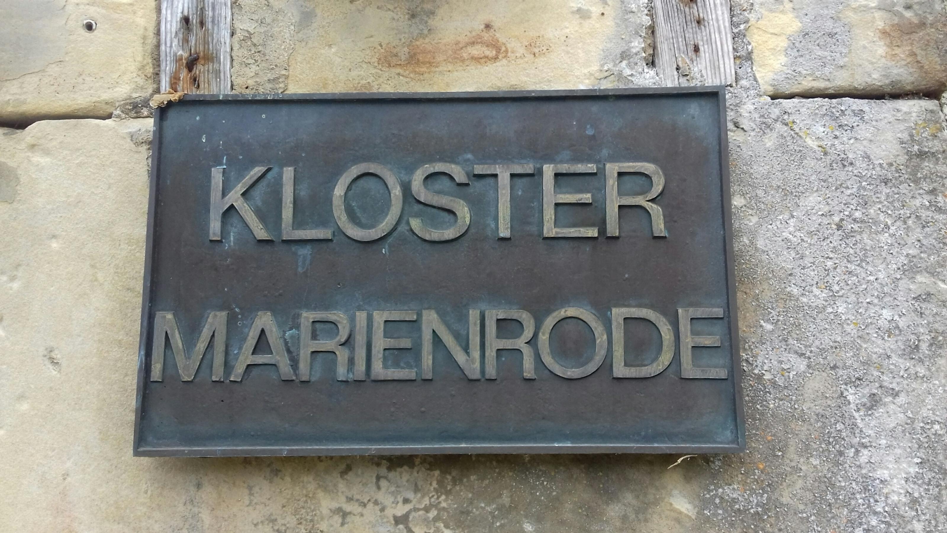 Tafel am Eingang des Klostergebäudes