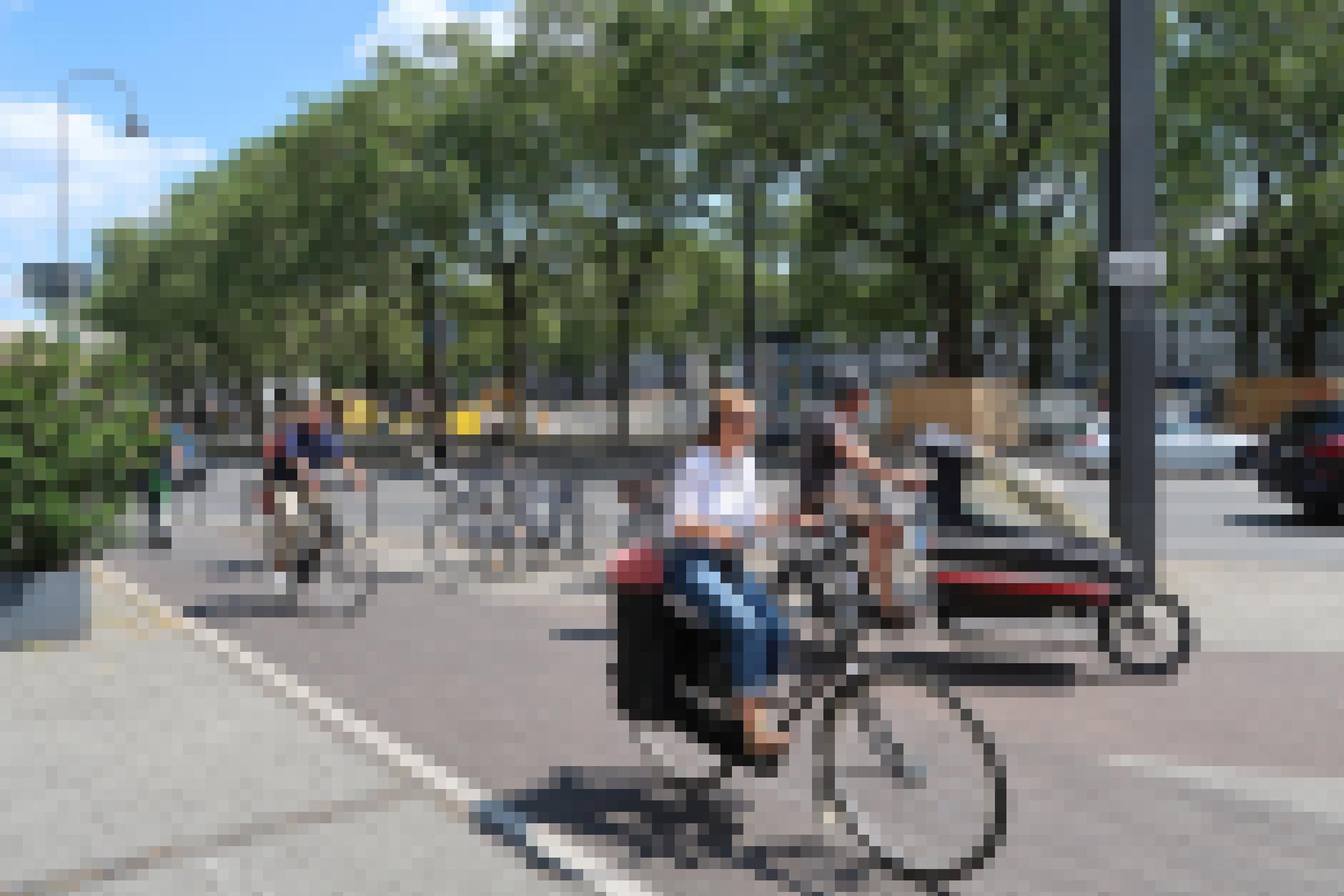 Fahrräder radeln durch die Kölner City.