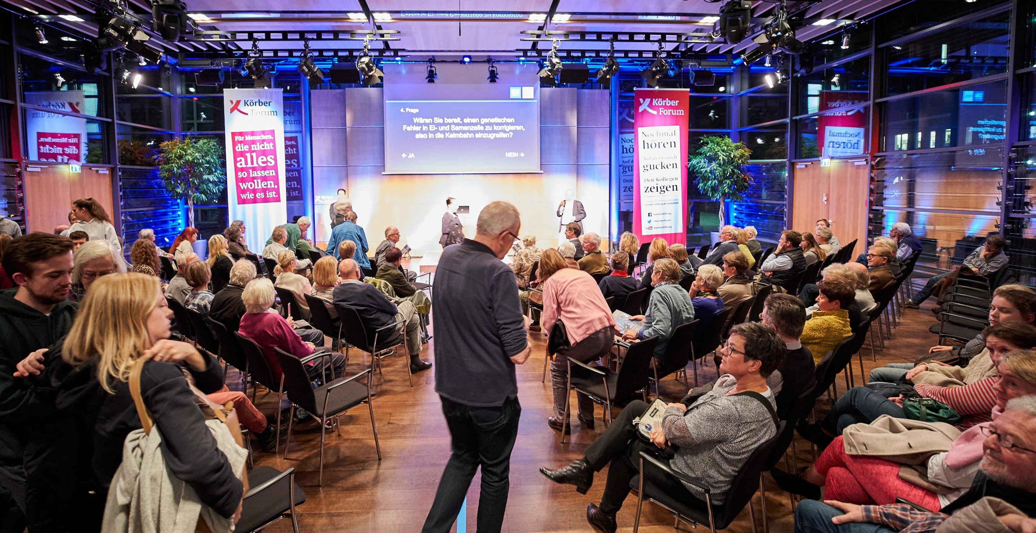 Körber-Forum in Hamburg: Das Publikum in Bewegung. Mit der Wahl des Sitzplatzes bringen die Teilnehmer ihre Meinung zum Ausdruck.