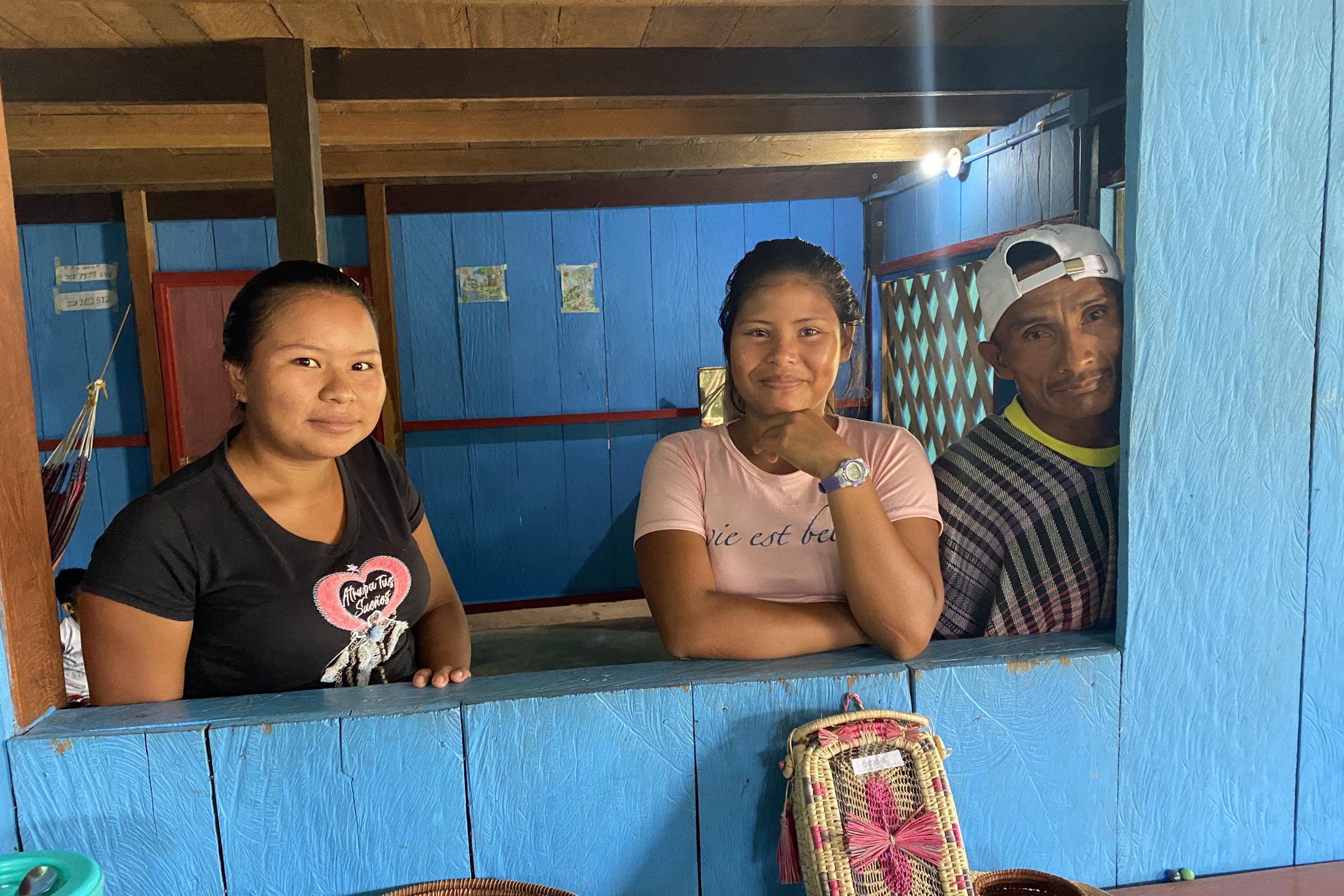 Indigene Frauen in Morocco verkaufen Honig und Kunsthandwerk.