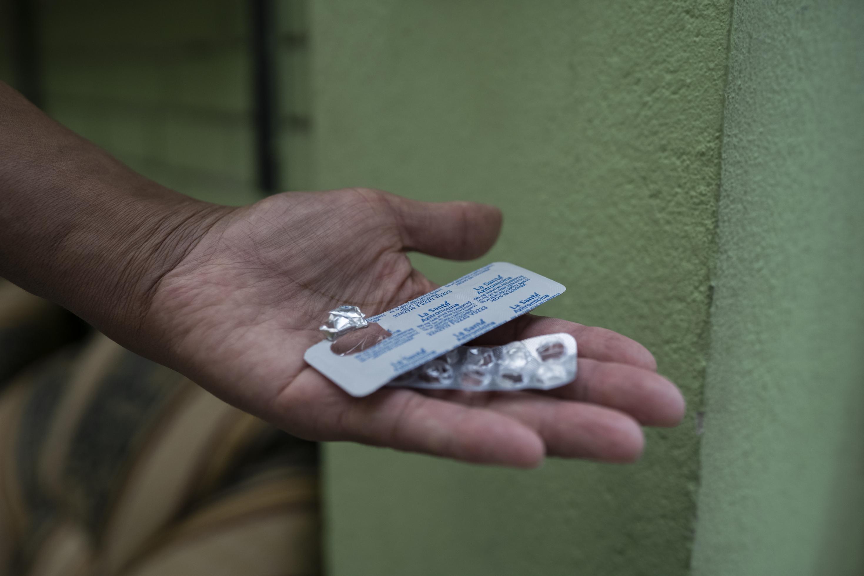 Ein Covid-19-Patient hält in der Hand zwei Blisterverpackungen, in denen einige Pillen fehlen.