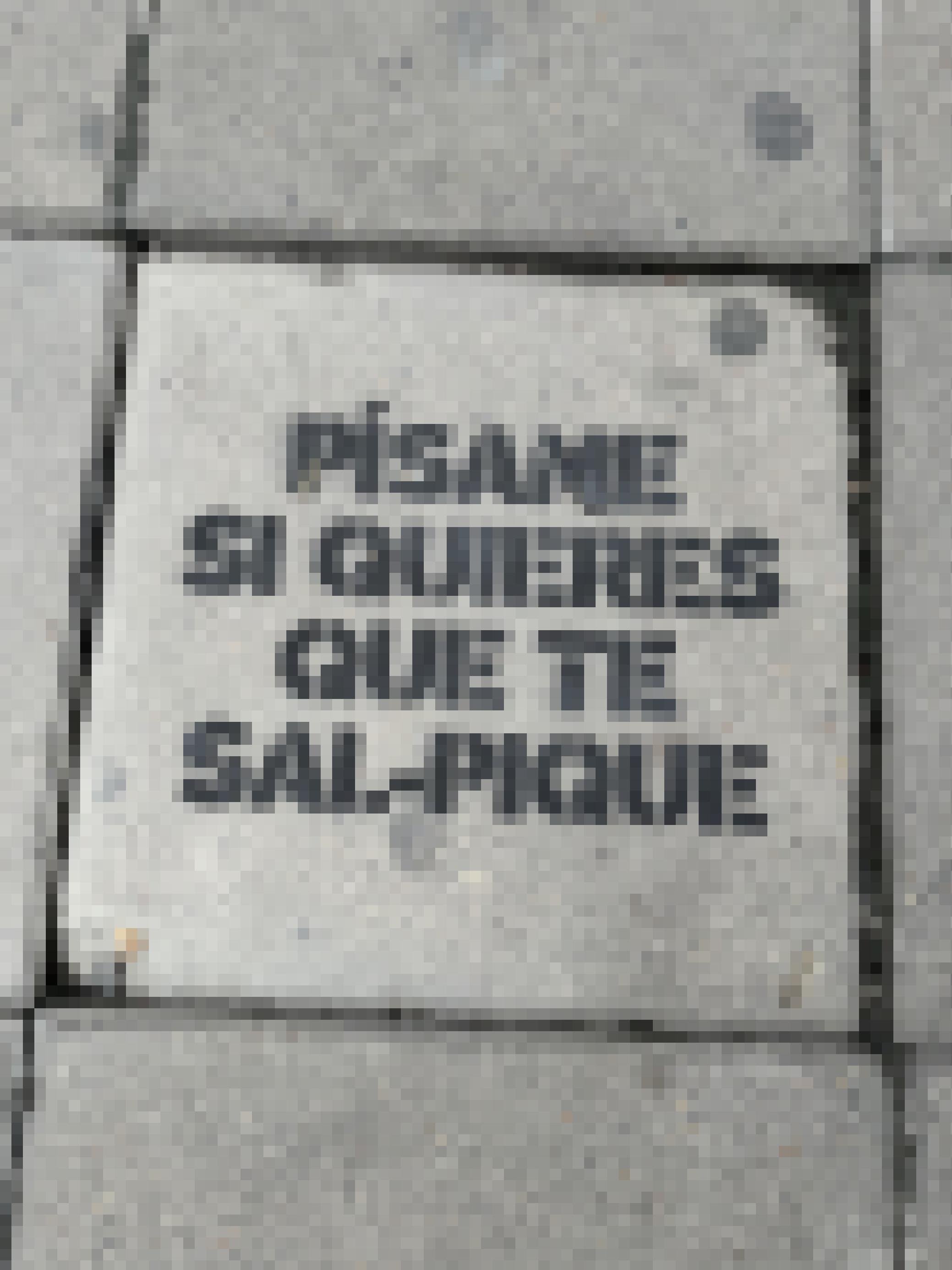 Auf einer an zwei Ecken abgebrochenen Bodenplatte steht der Spruch in Großbuchstaben gesprüht.