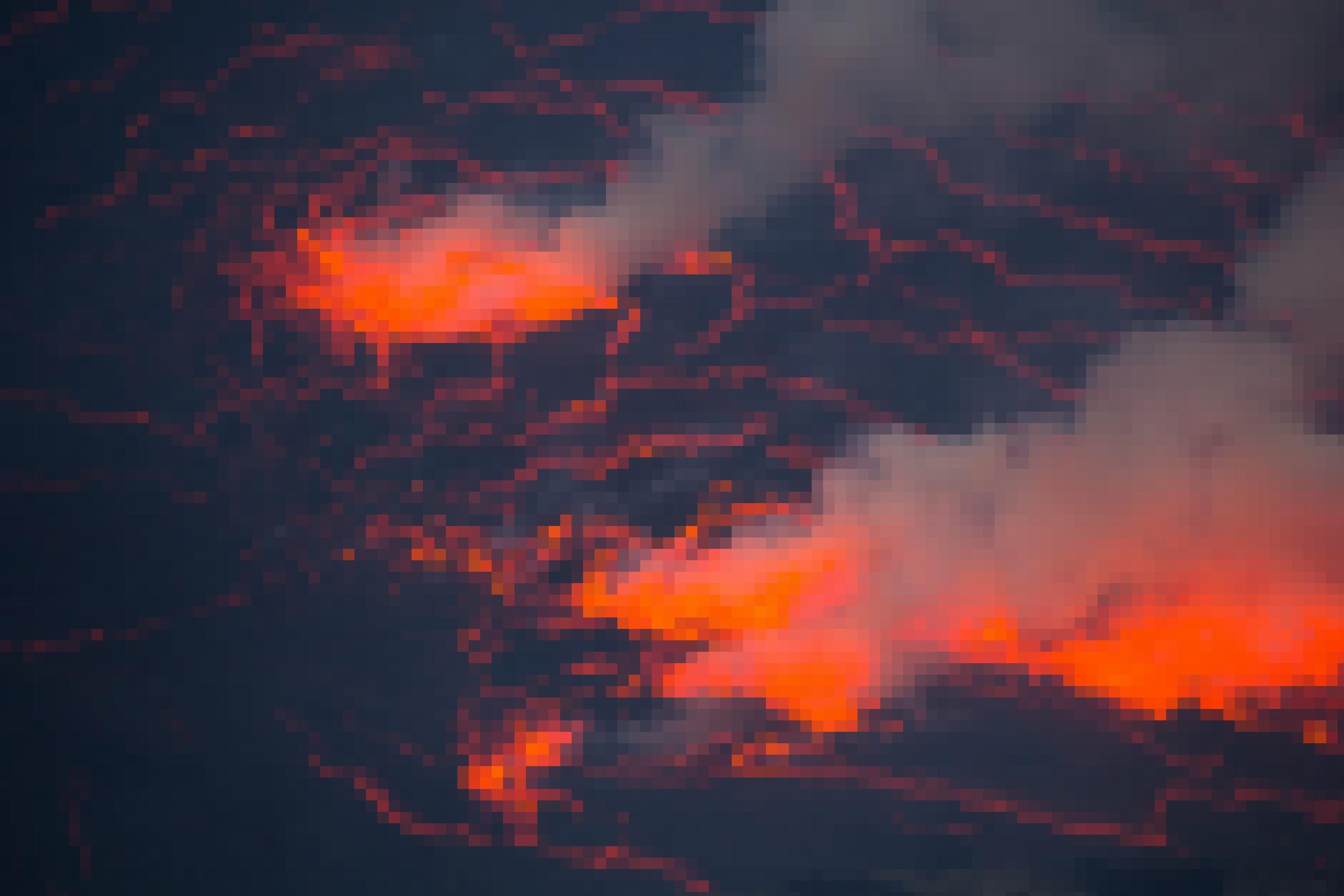 Wie rote Adern scheint das heißt Magma durch die erkaltete Lava im Krater des Nyiragongo, In der Nacht scheint der Himmel im und über dem Krater rötlich.