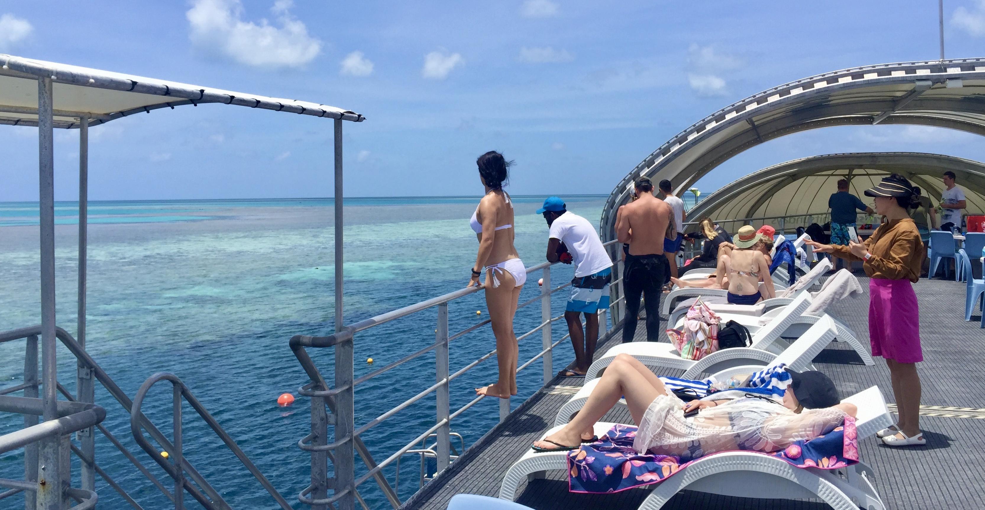 Das Foto zeigt in fest verankertes Touri-Floß am Great Barrier Reef, von dem aus täglich Hunderte Menschen zum Schnorcheln oder Tauchen ins Meer springen, 