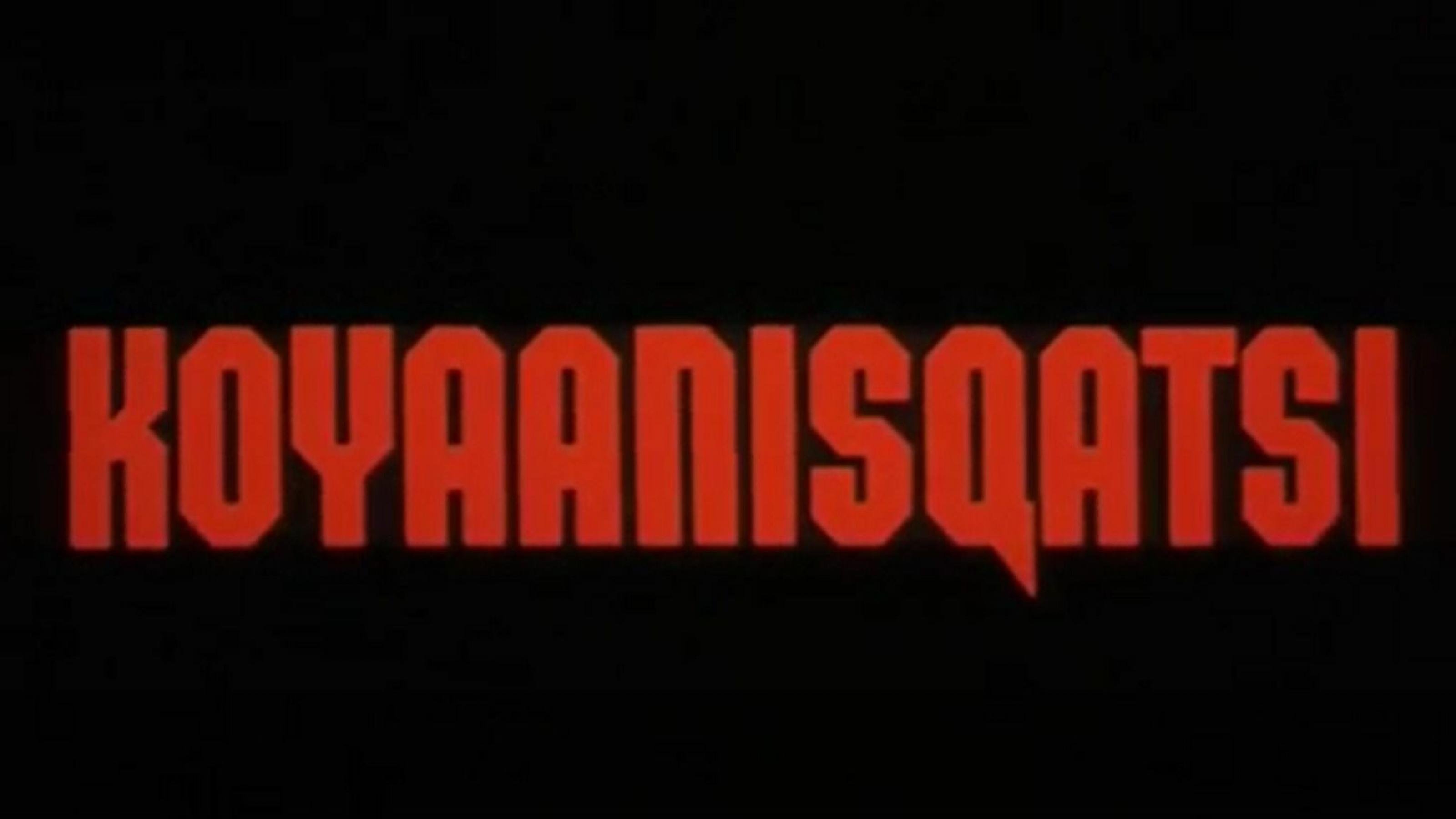 Man sieht den roten Schriftzug Koyaanisqatsi auf schwarzem Hintergrund, es ist der Titel des ersten Films der Trilogie von Godfrey Reggio, der vor 40 Jahren in die Kinos kam.