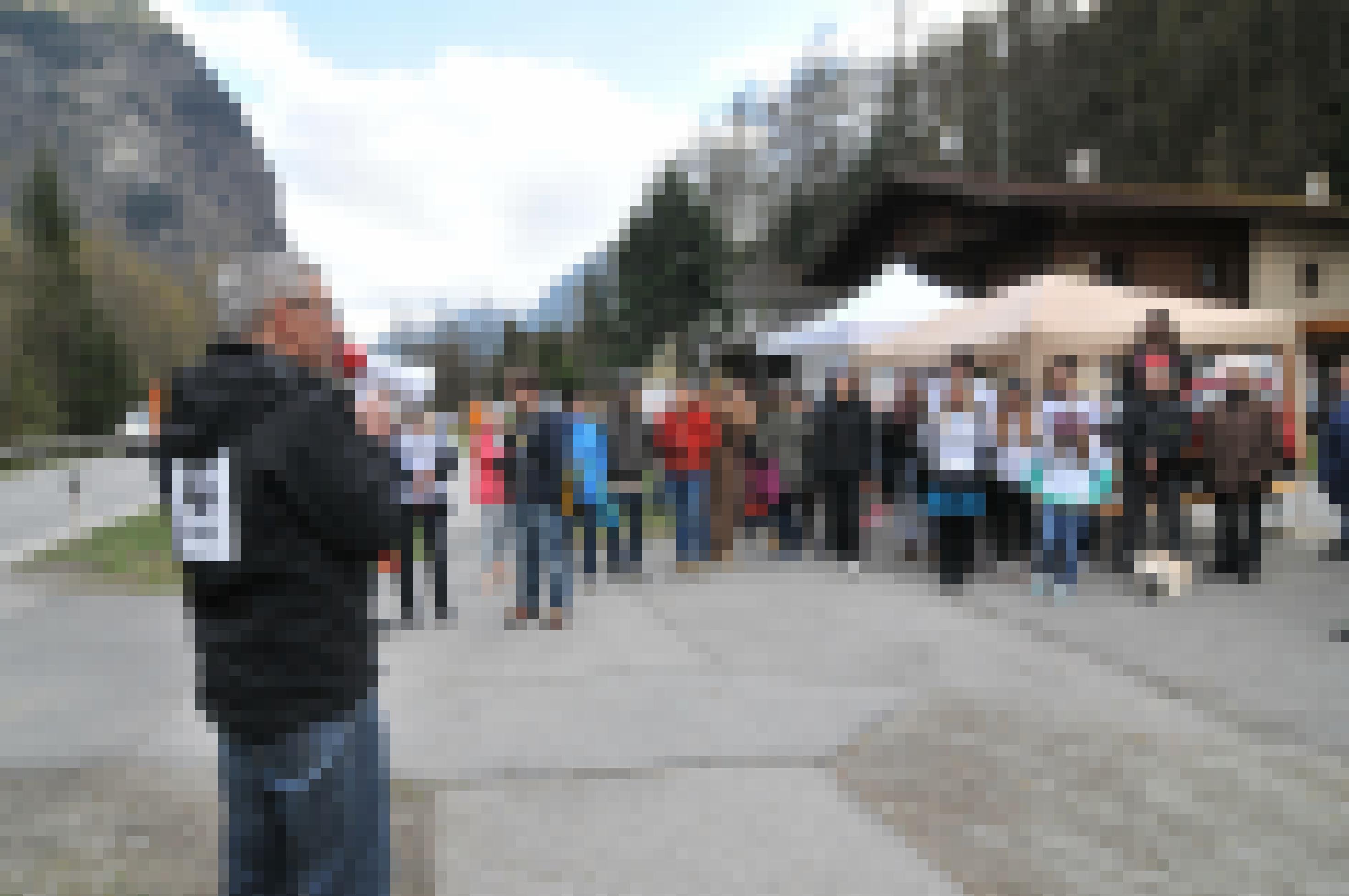 Demonstranten an der Hauptstraße mit Transparenten.