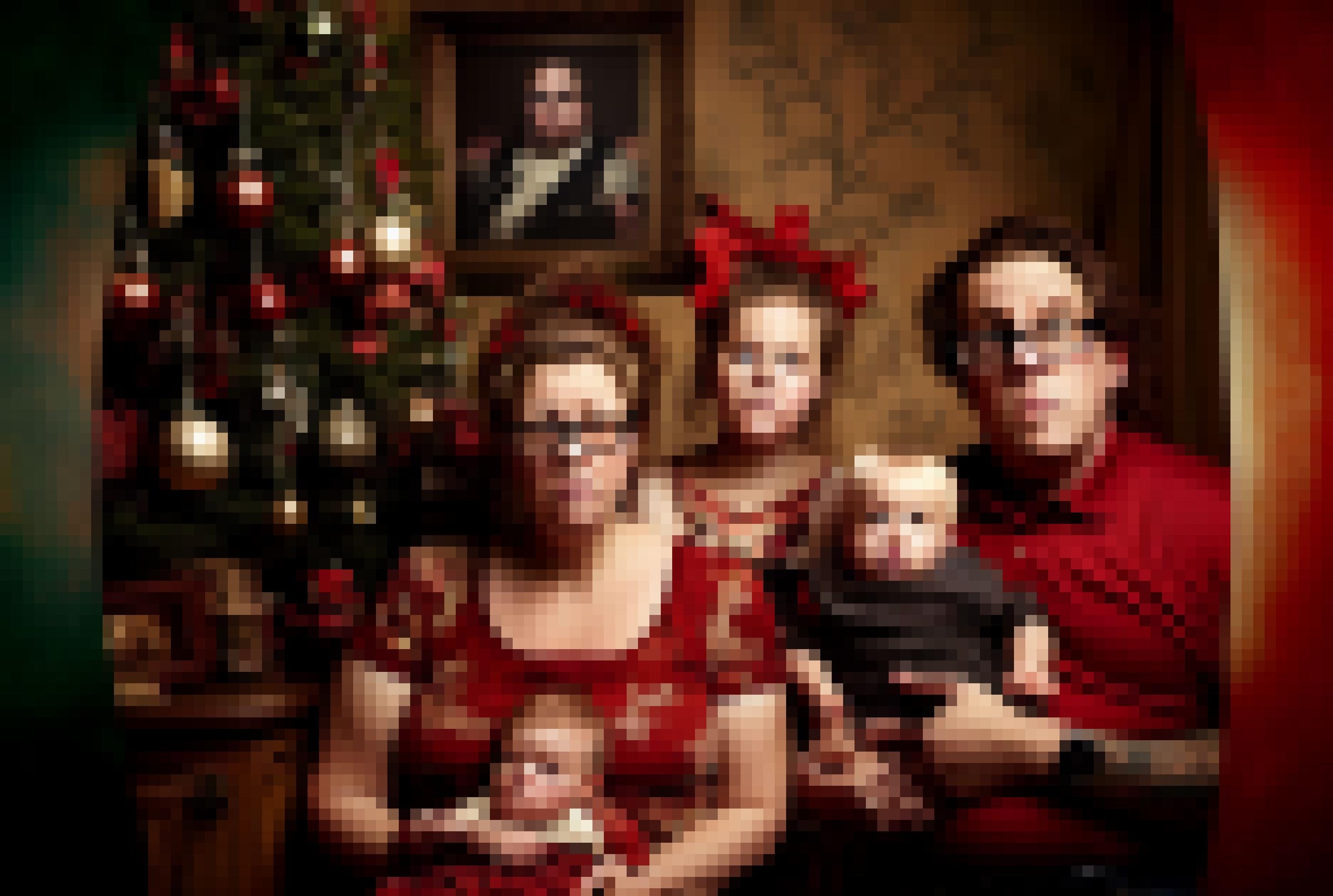 Seltsam dreinblickende Familie unter dem Weihnachtsbaum in einem künstlich geschaffenen Foto