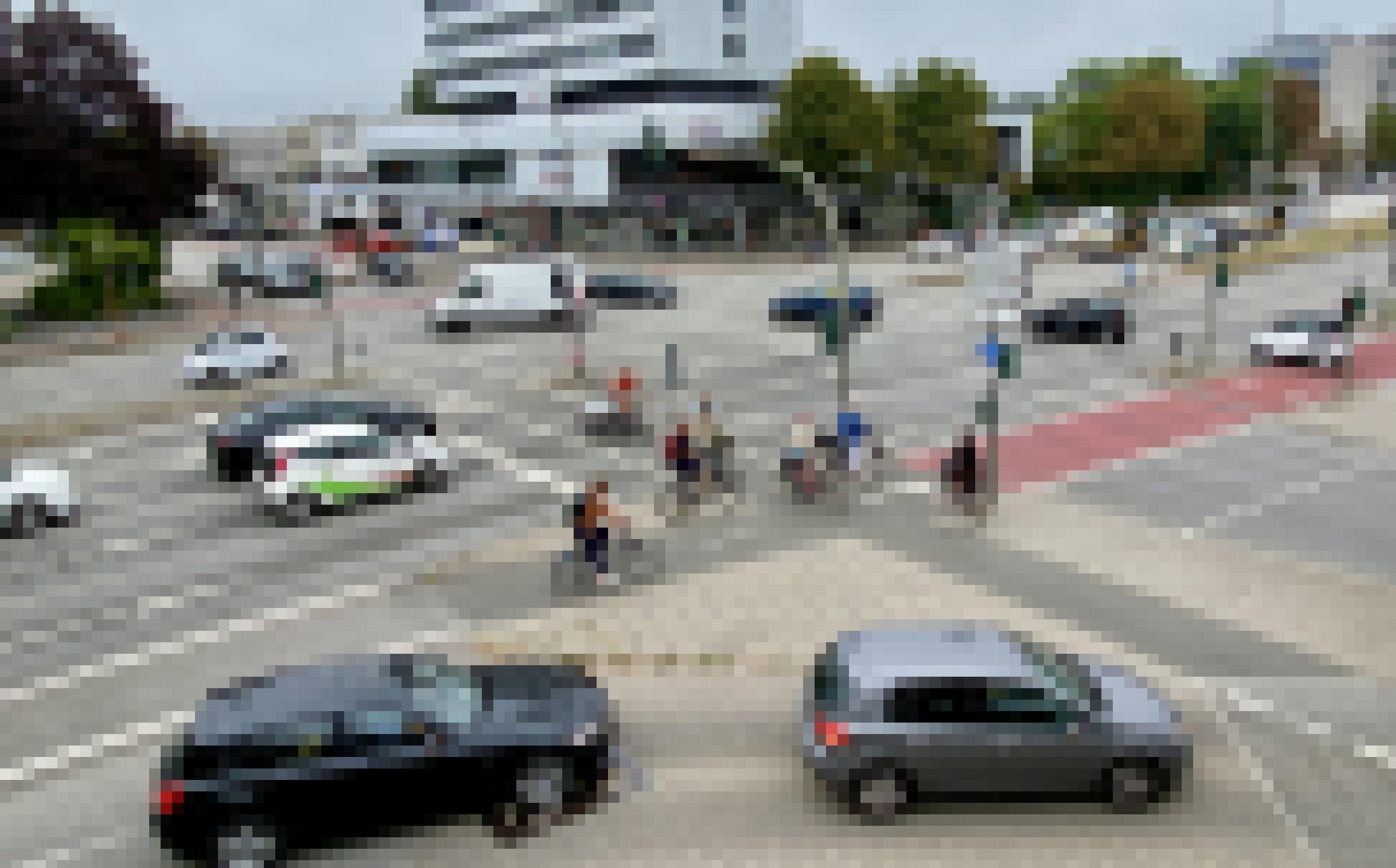 An einer vielbefahrenen Kreuzung treffen sich Autos und Fahrräder.