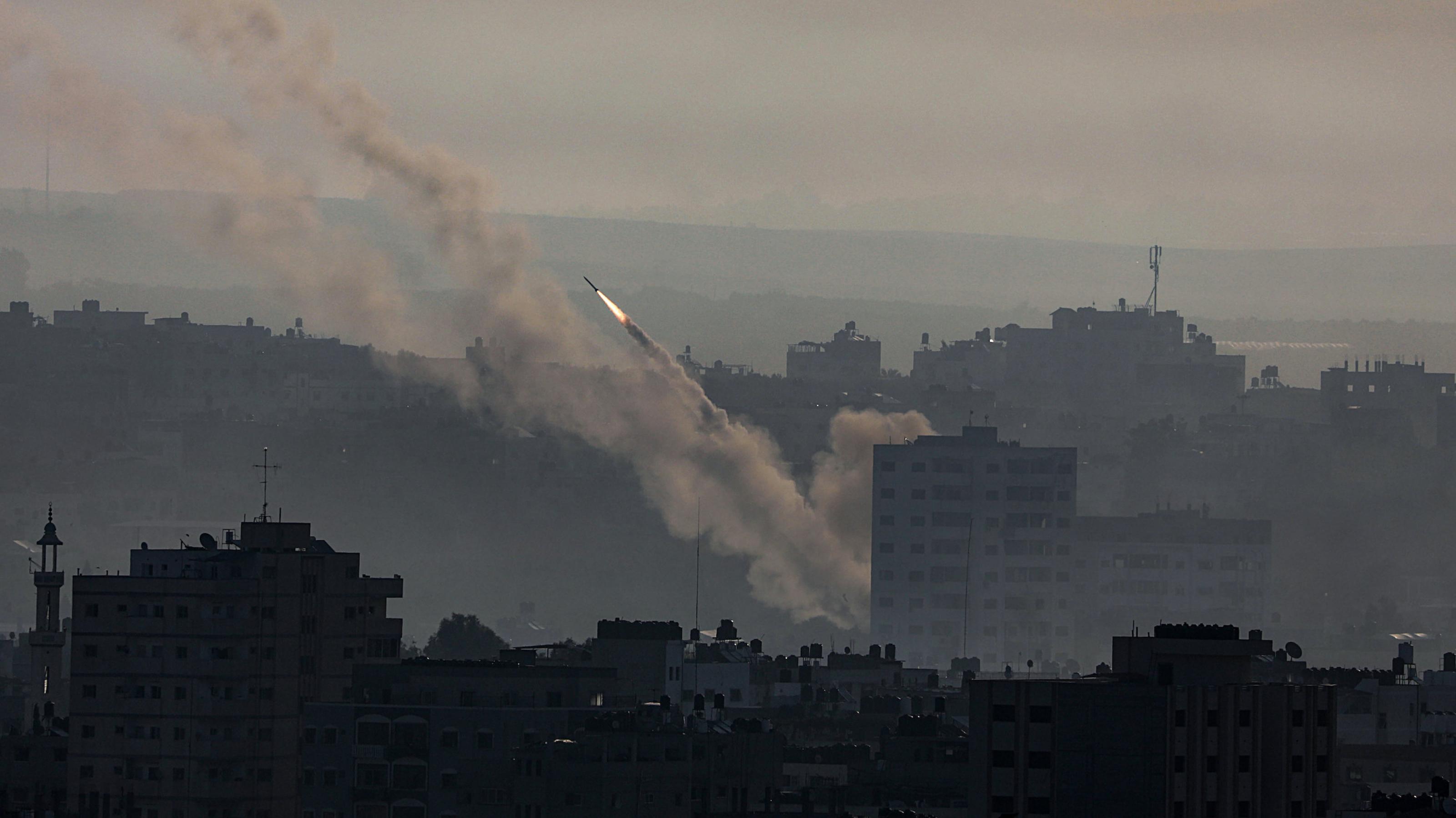 Eine Rakete wird inmitten der Stadt Gaza abgefeuert