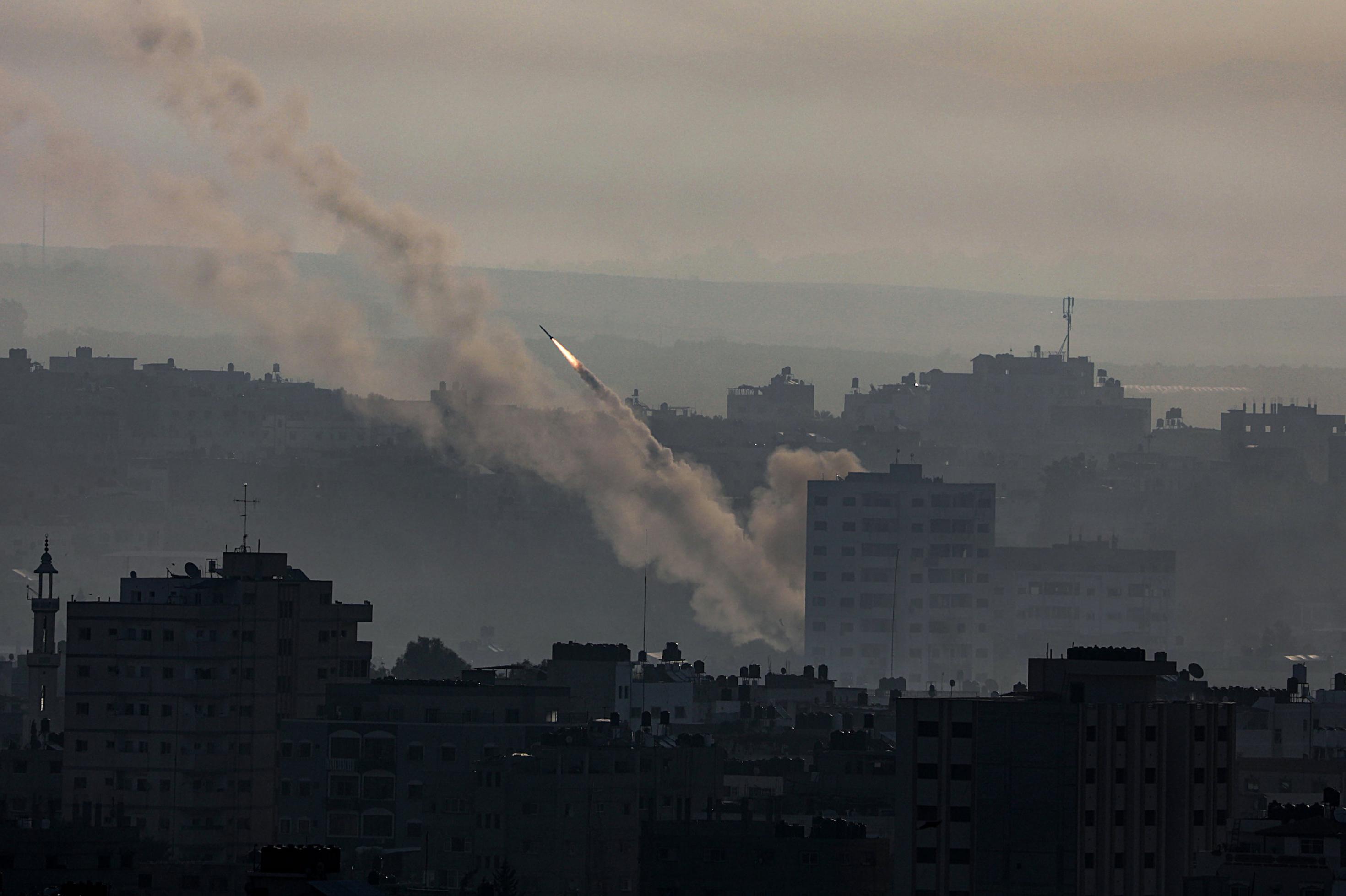 Eine Rakete wird inmitten der Stadt Gaza abgefeuert