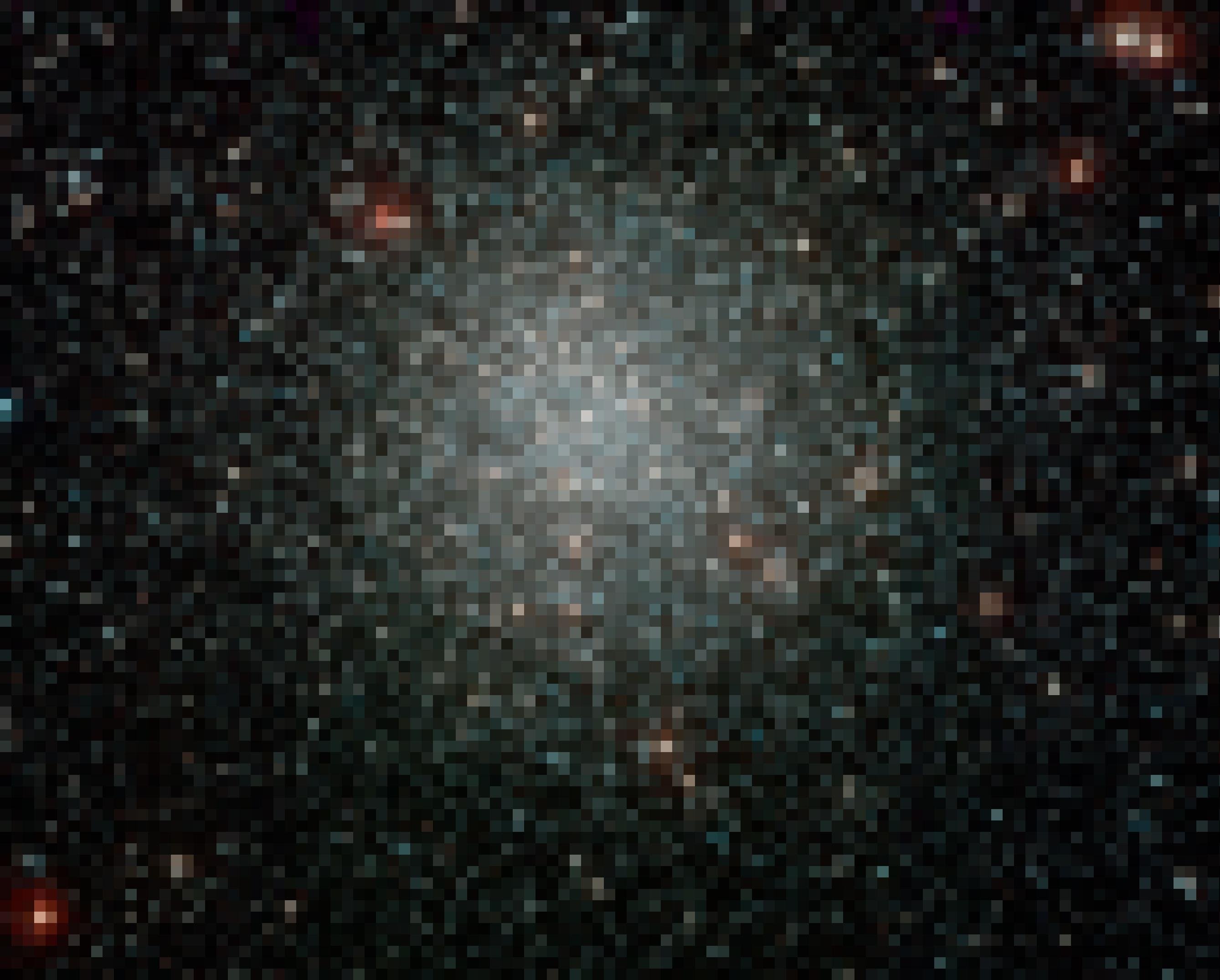 Zu sehen ist eine riesige Ansammlung von Sternen, die punkt- oder kreisförmig erscheinen, in roten und weißlichen Farben leuchten und sich zur Bildmitte hin kugelförmig konzentrieren. Die Sonnen bilden den Kugelsternhaufen NGC 3201, aufgenommen vom 2,2-Meter-Teleskop der ESO/MPG auf La Silla in Chile. Die Sterne in einem solchen Haufen sind eher klein und haben eine extrem lange Lebensdauer – sie sind mindestens so alt wie die Milchstraße selbst. Kugelsternhaufen befinden sich außerhalb der Milchstraße und umkreisen sie in einem riesigen, kugelförmigen Raum, der „Halo“ genannt wird.