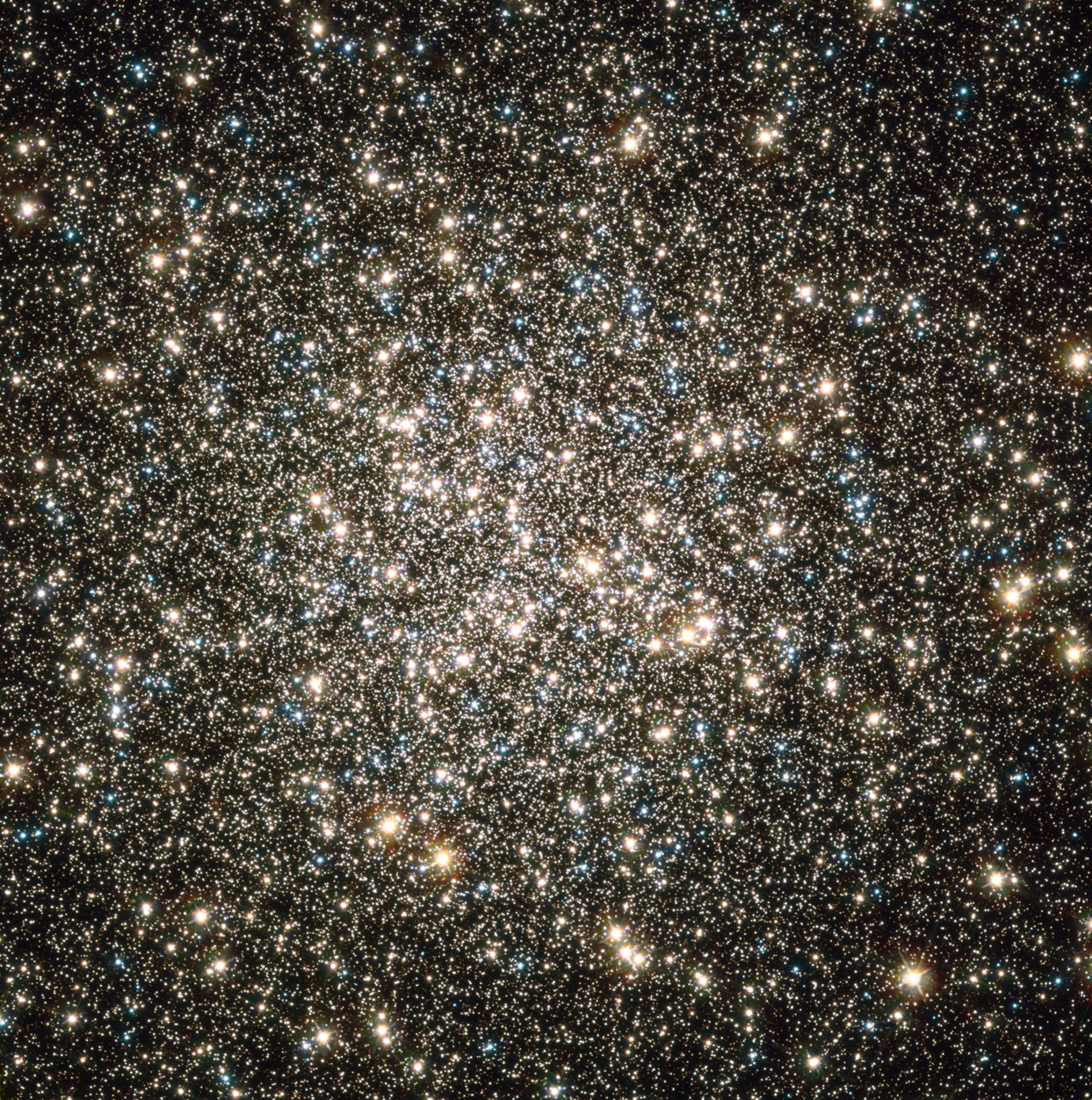 Ein Feld riesig erscheinender funkelnder Sterne wie eine Schatzkiste im Kugelsternhaufen M13