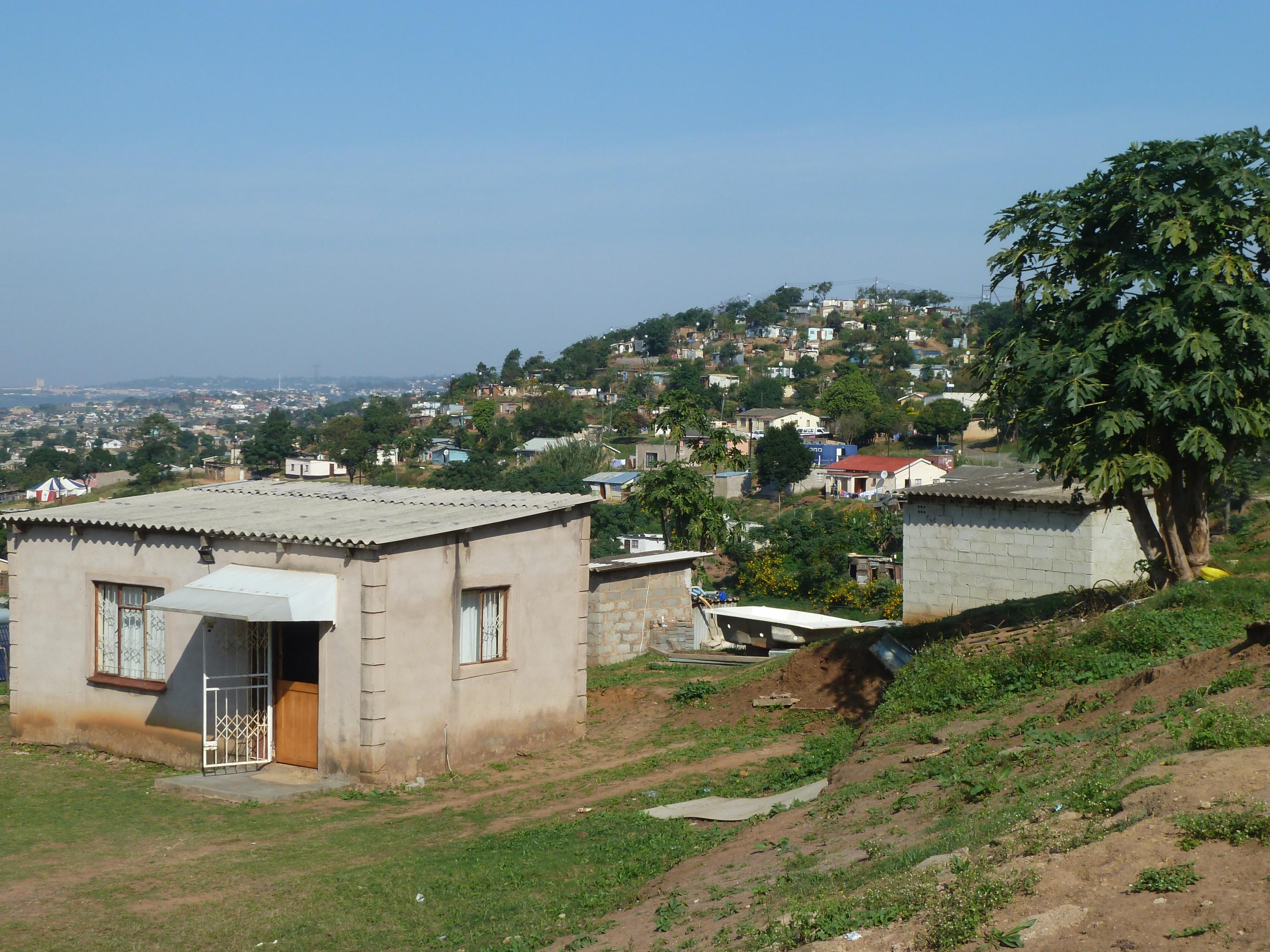 Kleine Häuser auf den Hügeln eines Townships bei Durban