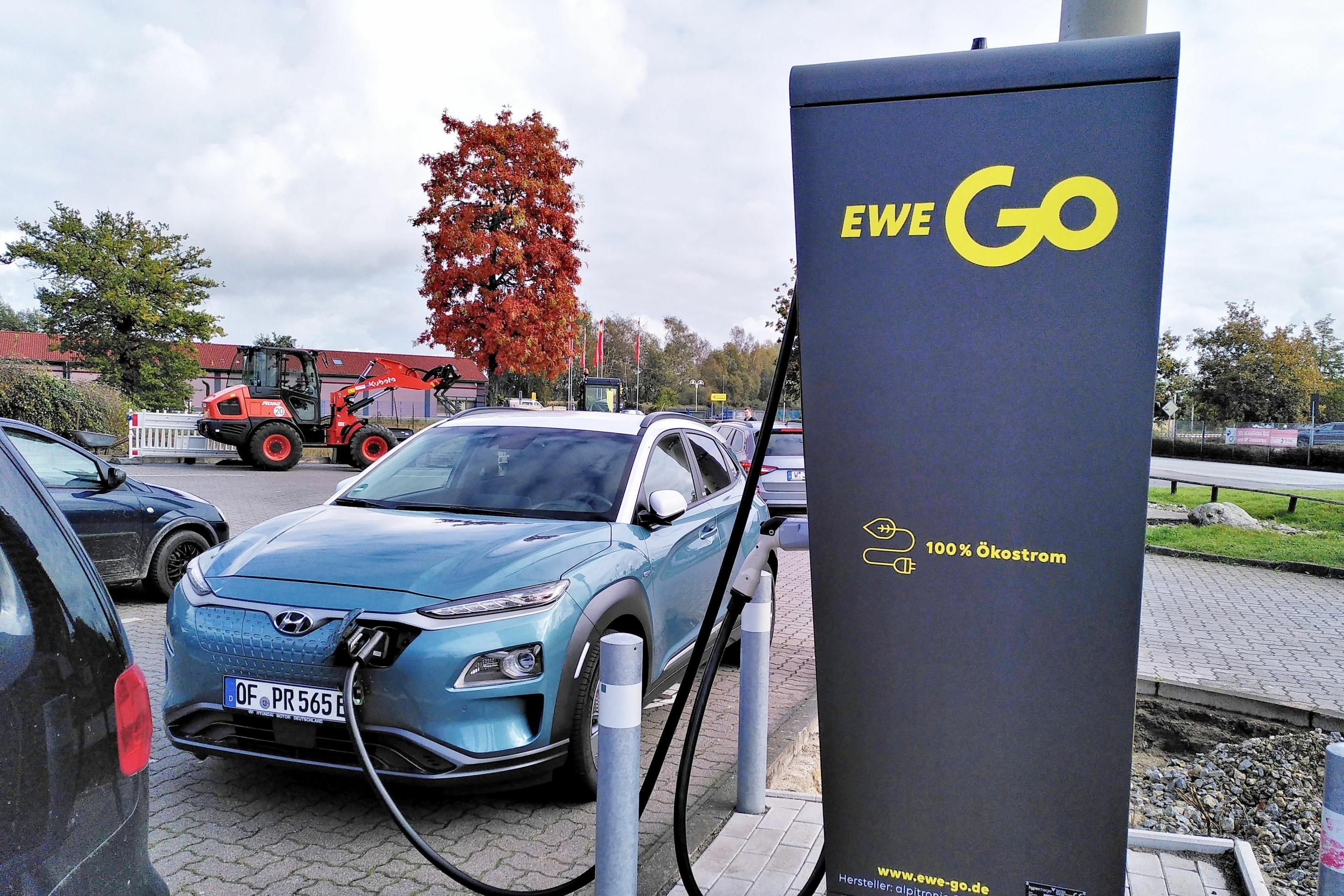 Ein Hyundai Kona lädt an einer Schnellladestation des Energieanbieters EWE.