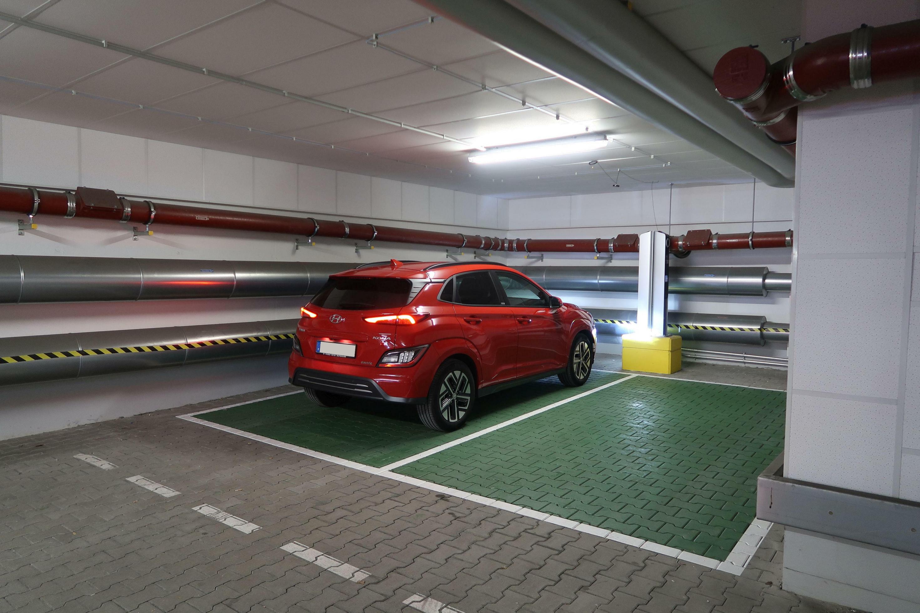 Ein roter Hyundai Kona steht in einer Tiefgarage.