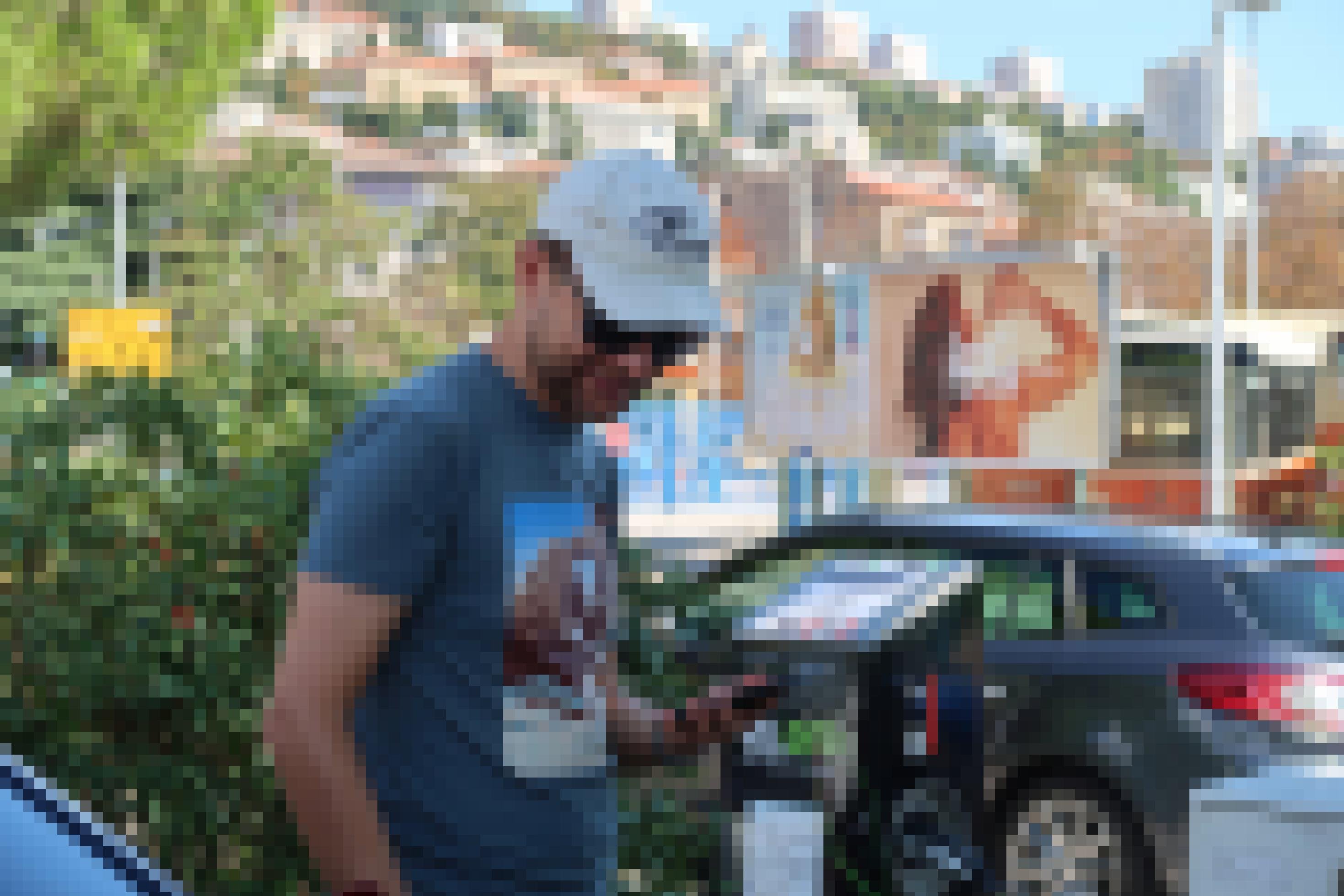 Steve Przybilla steht mit dem Handy vor einer Ladestation in Rijeka