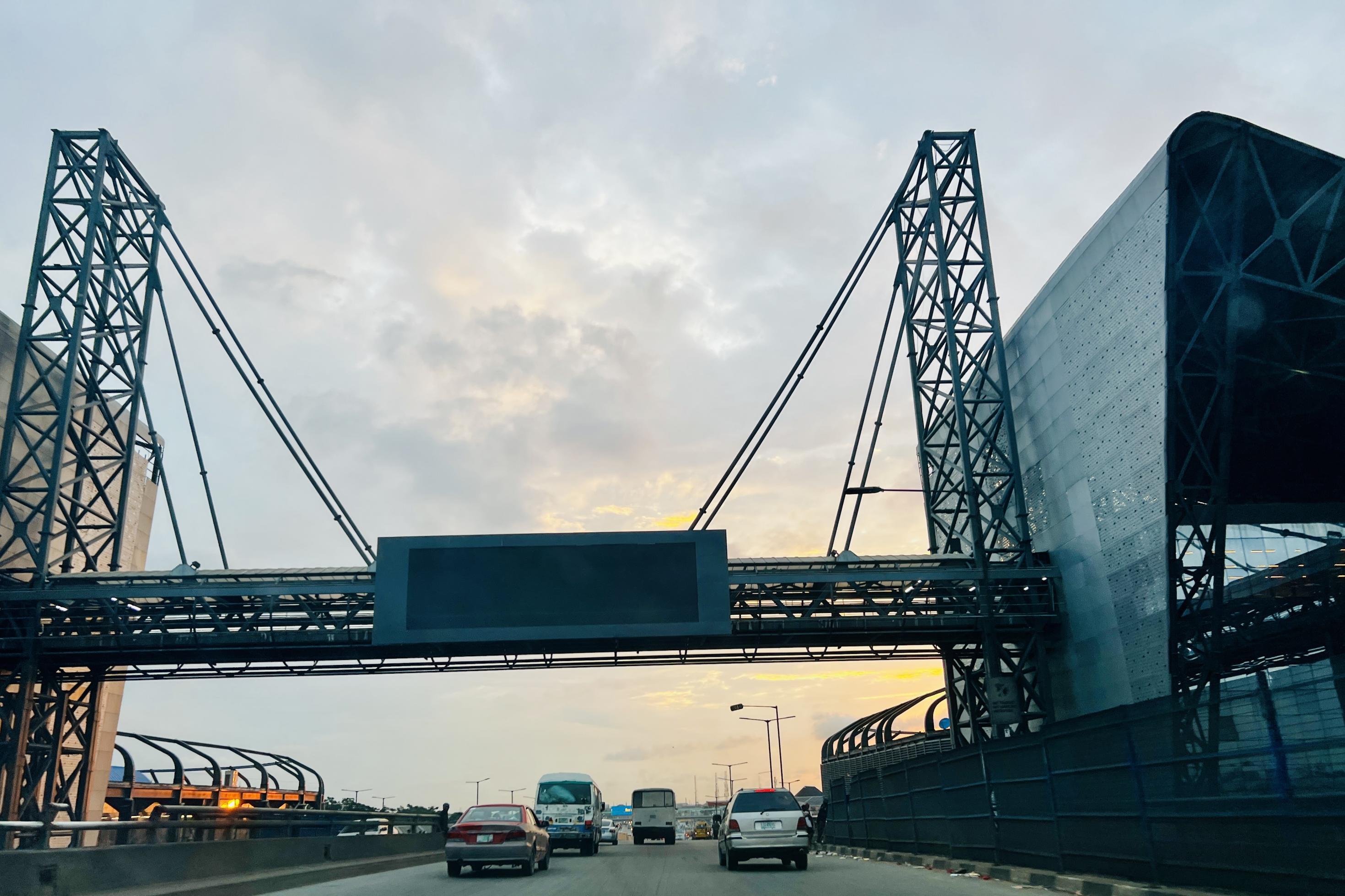 Der geplante Oshodi-Bahnhof in Lagos, Nigeria, ist von oben zu sehen, mit Autos darunter auf der Autobahn.