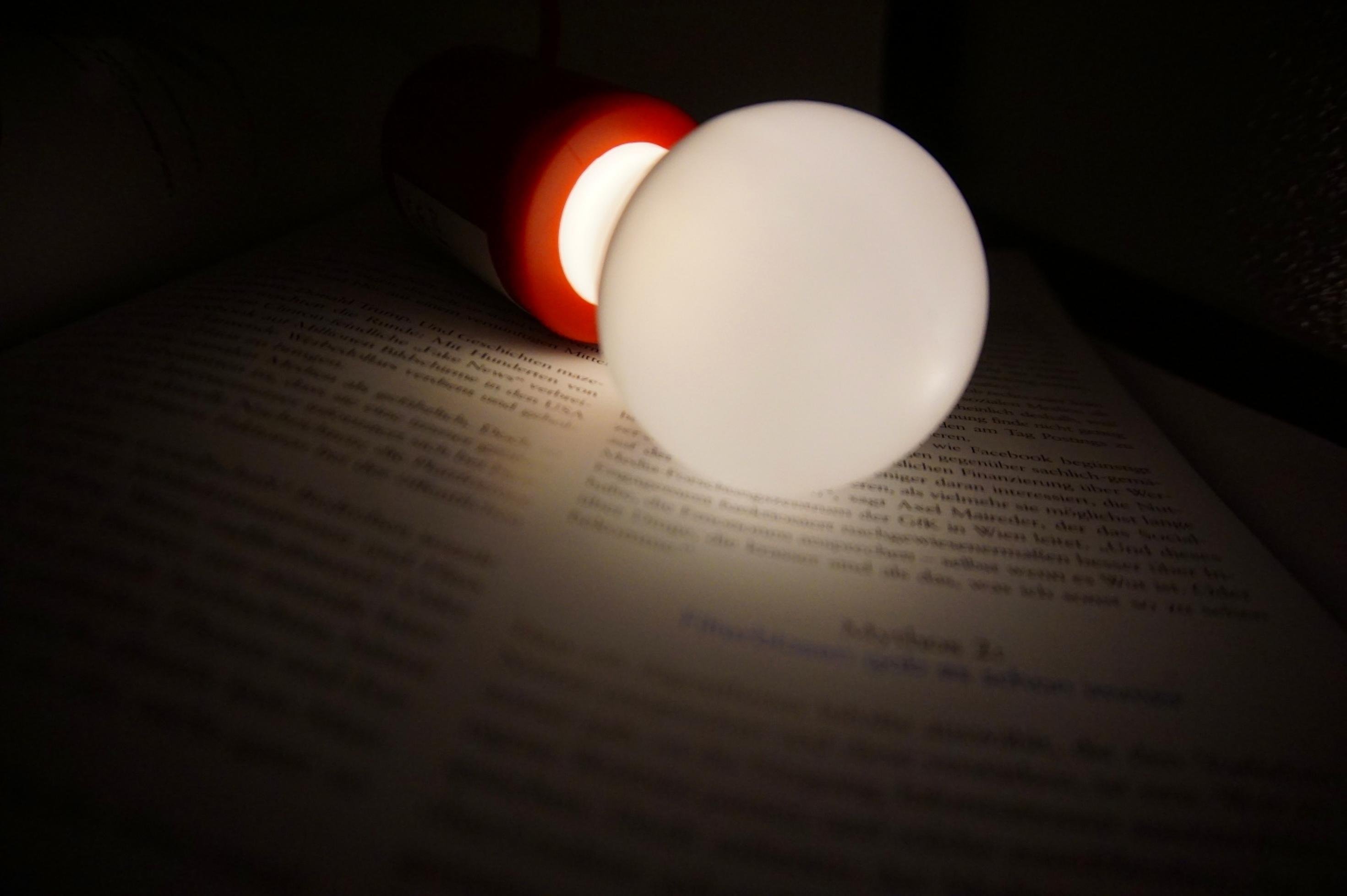 Eine Smarthome-Lampe liegt auf einer Zeitschrift