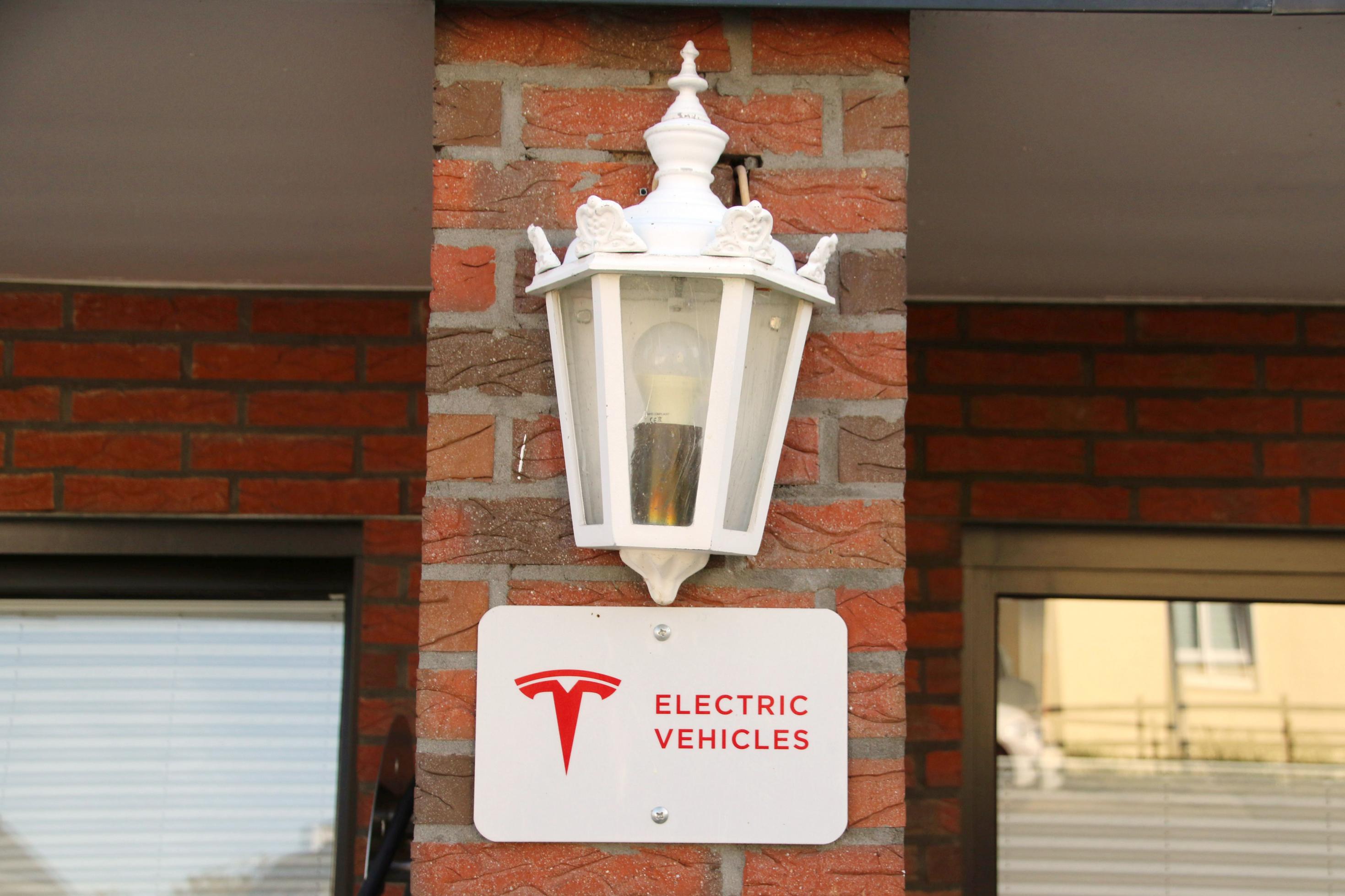 Unter einer Lampe hängt ein Schild, auf dem „Electric Vehicles“ steht