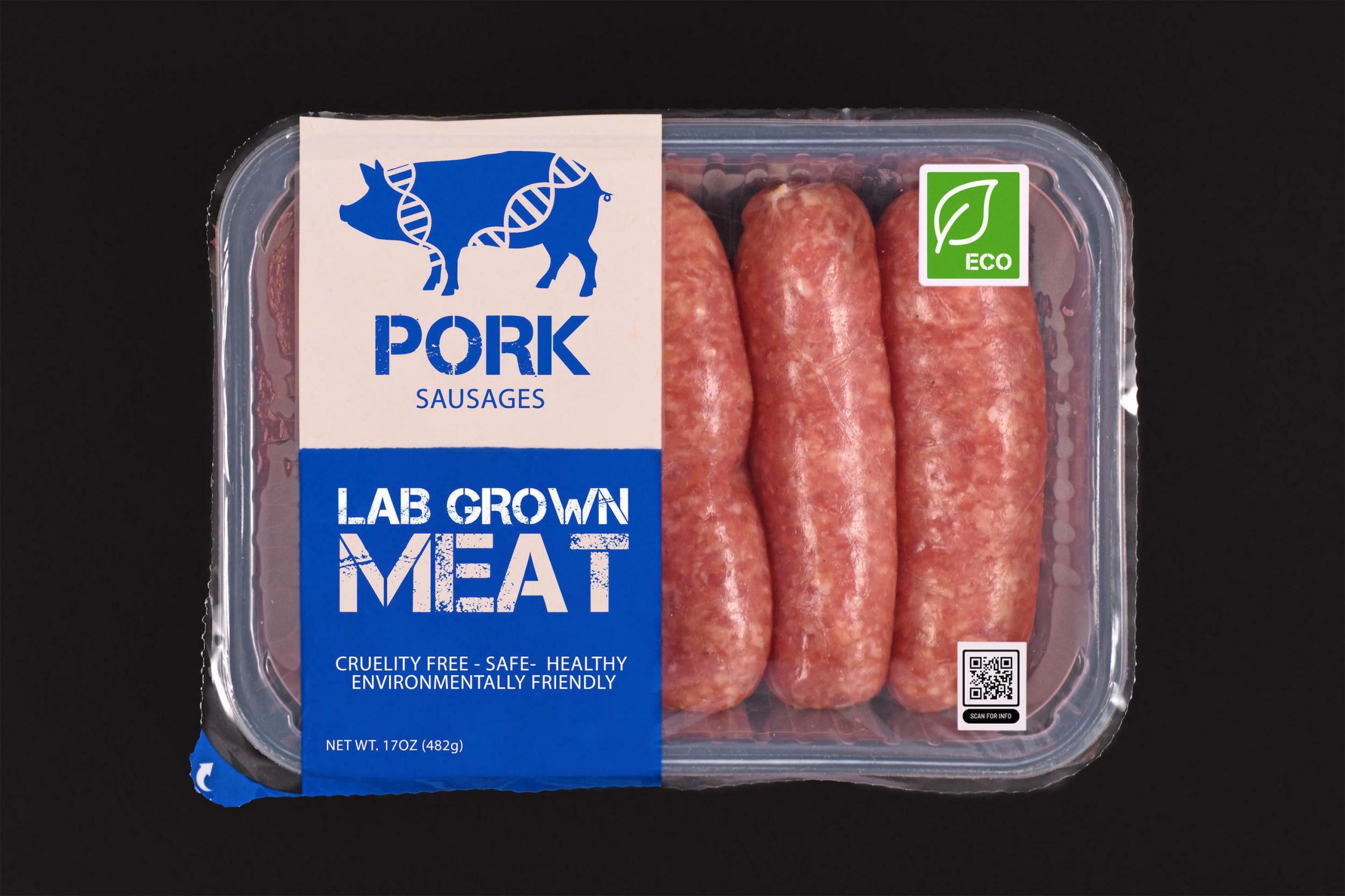 Konzeptstudie für In-Virto-Fleisch. Eine Packung mit Schweinewürsten und Umweltlabeln, auf der Stadt: Laborfleisch