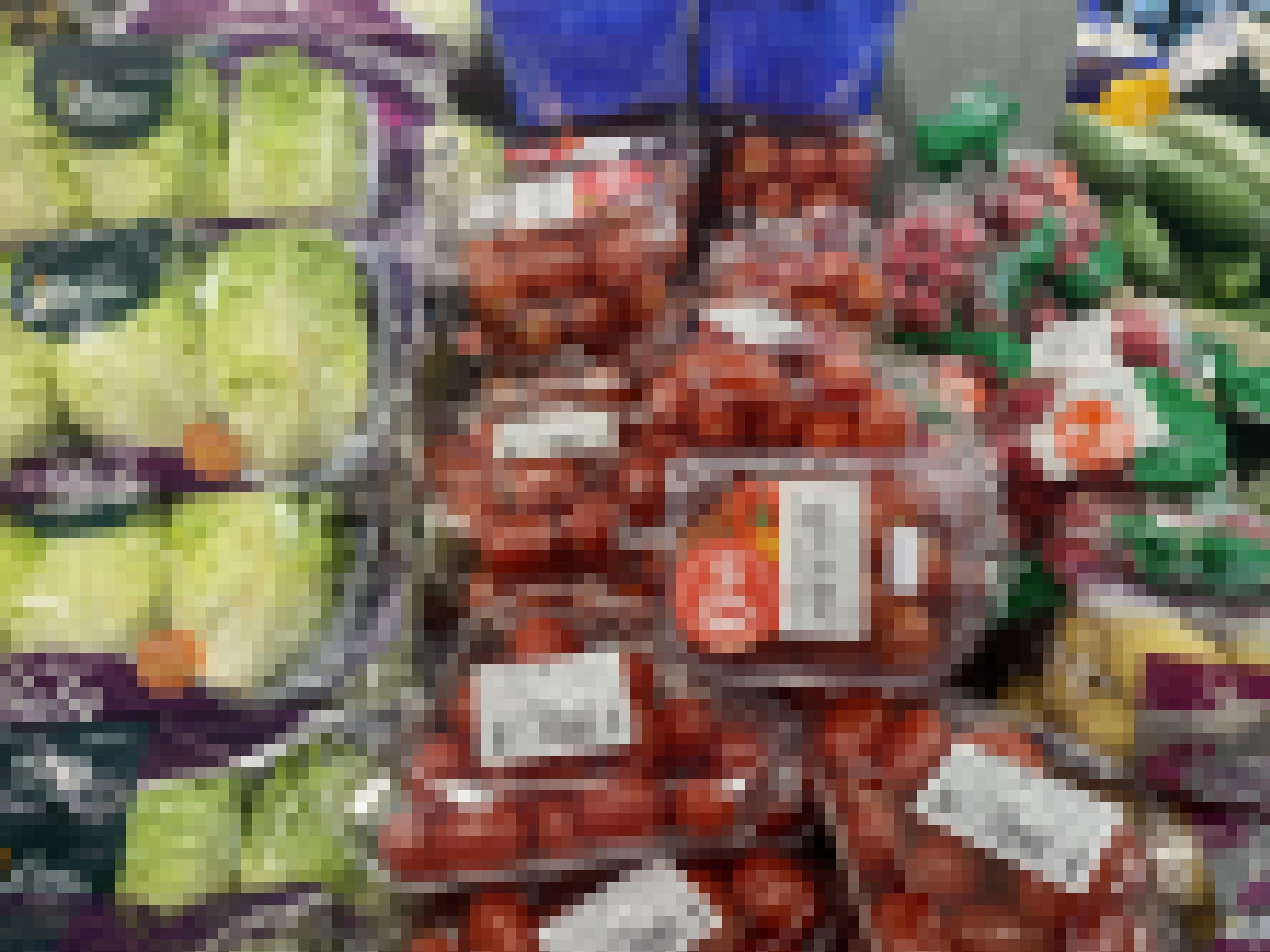 Tomaten, Salate, Kartoffeln und anderes Gemüse liegt in Plastikverpackung in einem französischen Supermarkt.