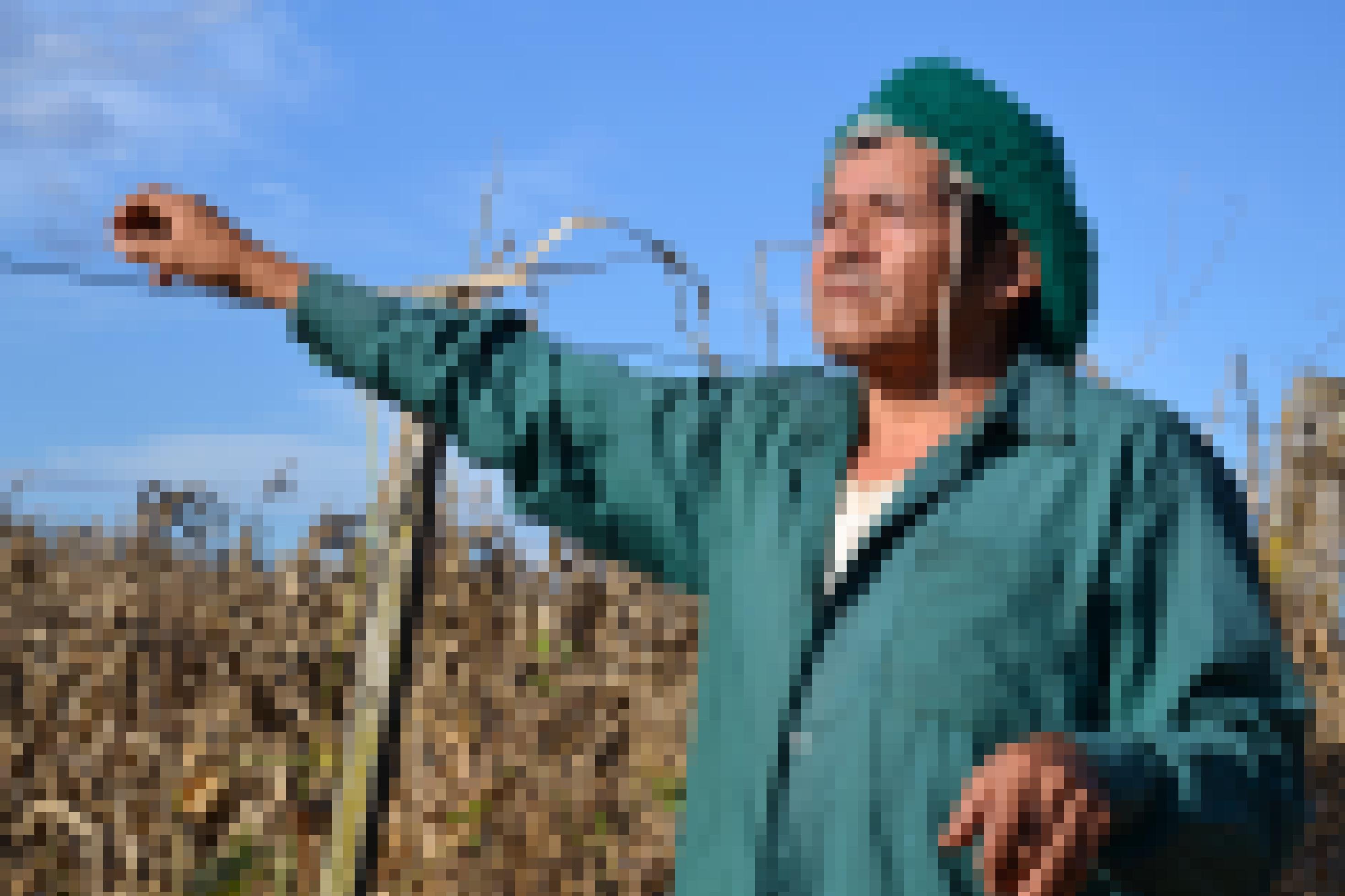 Ein alter Guaraní-Anführer vor einem Sojafeld.