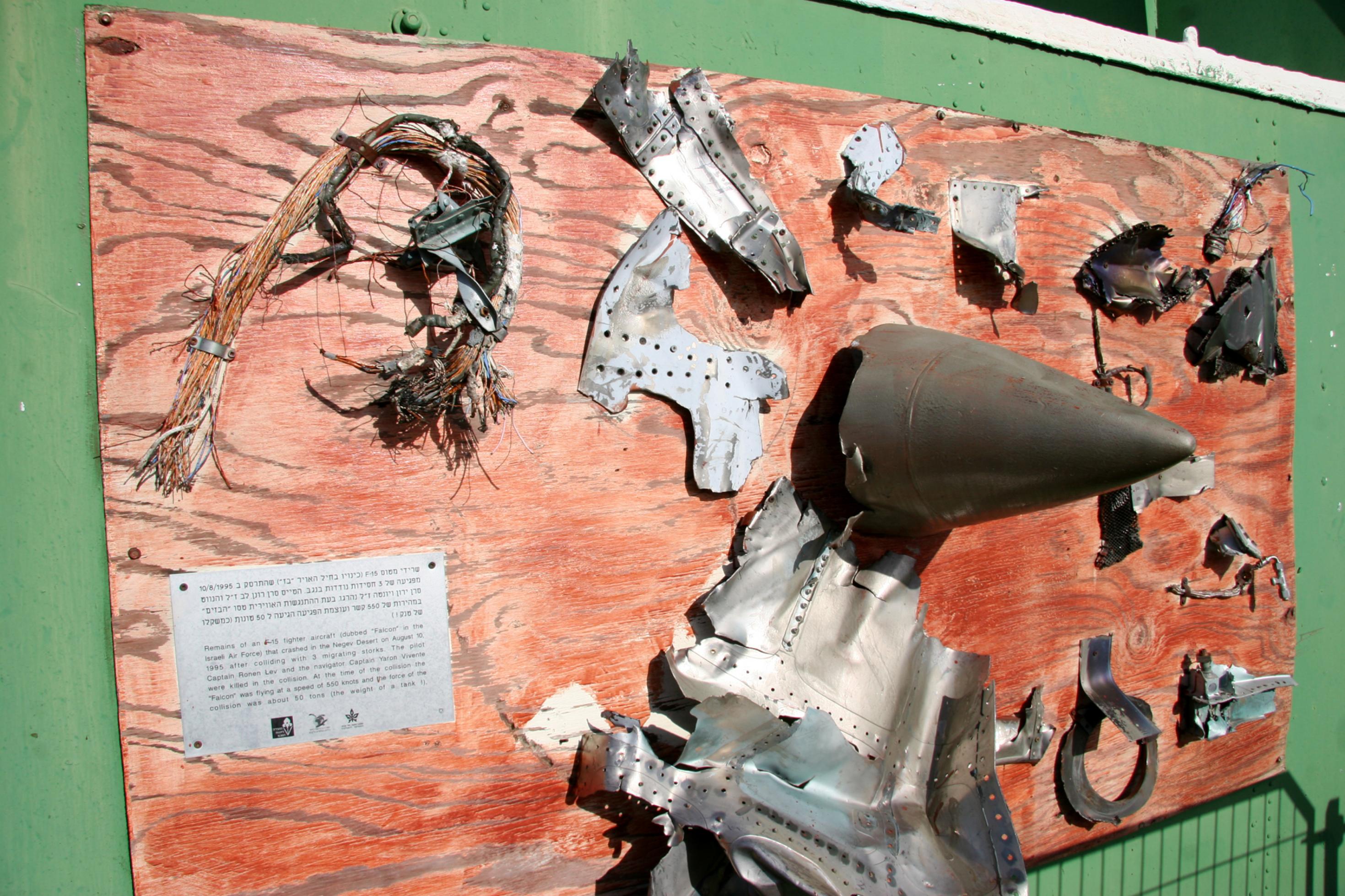 Trümmerteile des Kampfjets der letzten Opfer von Vogelschlag erinnern auf der Luftwaffenbasis Latrun an den Vorfall im August 1995.