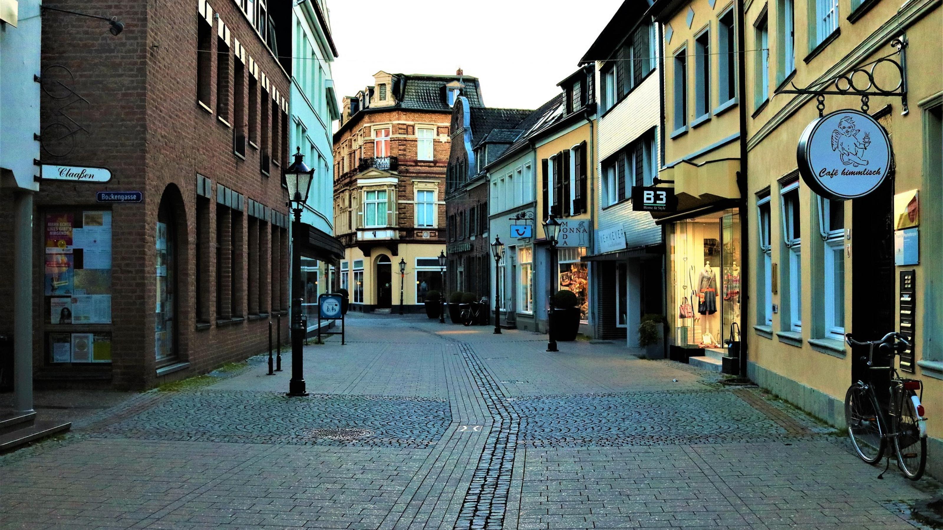 Eine leere Fußgängerzone einer deutschen Kleinstadt während des Corona-Lockdowns