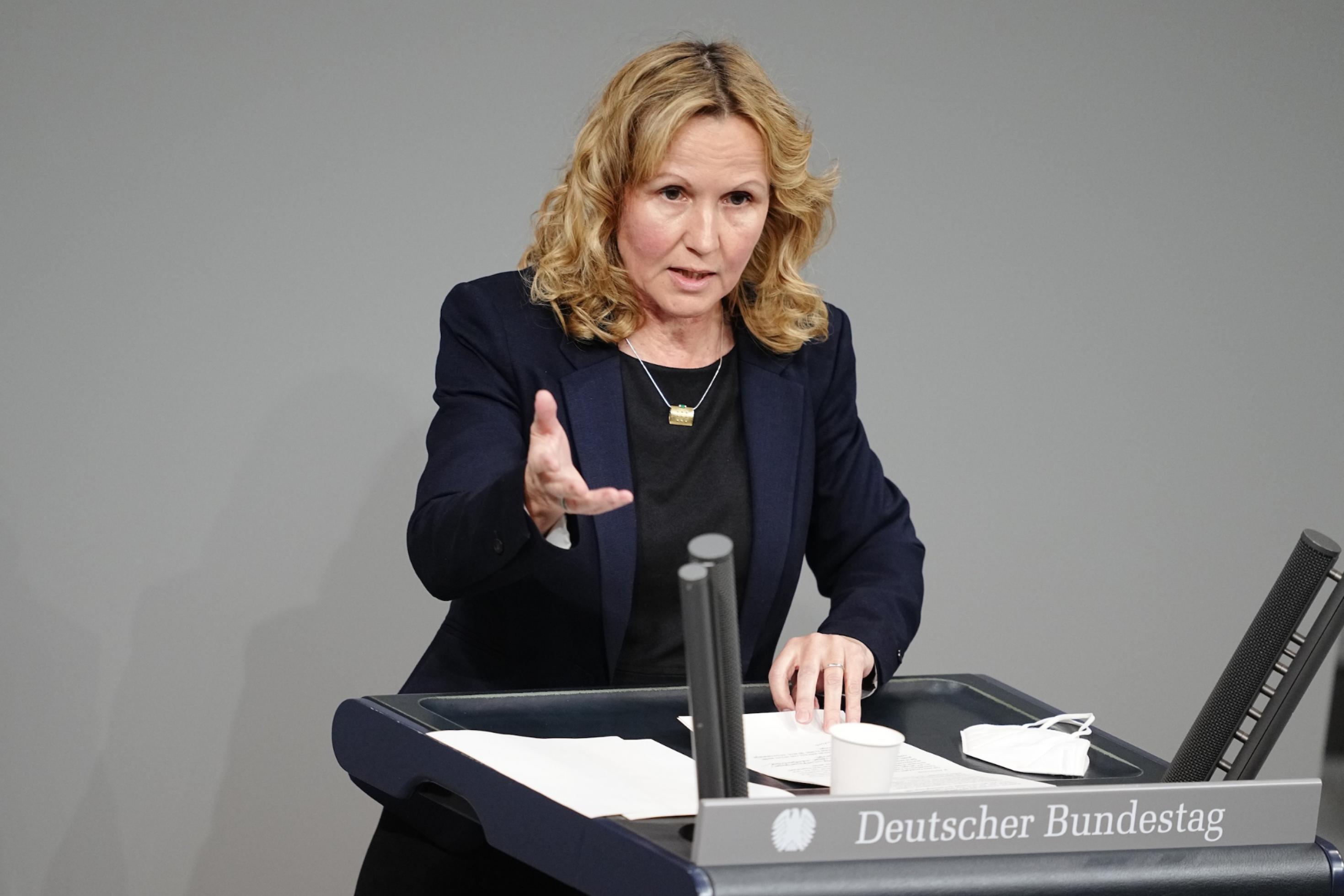 Steffi Lemke (Bündnis 90/Die Grünen), Bundesministerin für Umwelt, Naturschutz, nukleare Sicherheit und Verbraucherschutz, spricht im Bundestag zu den Abgeordneten.