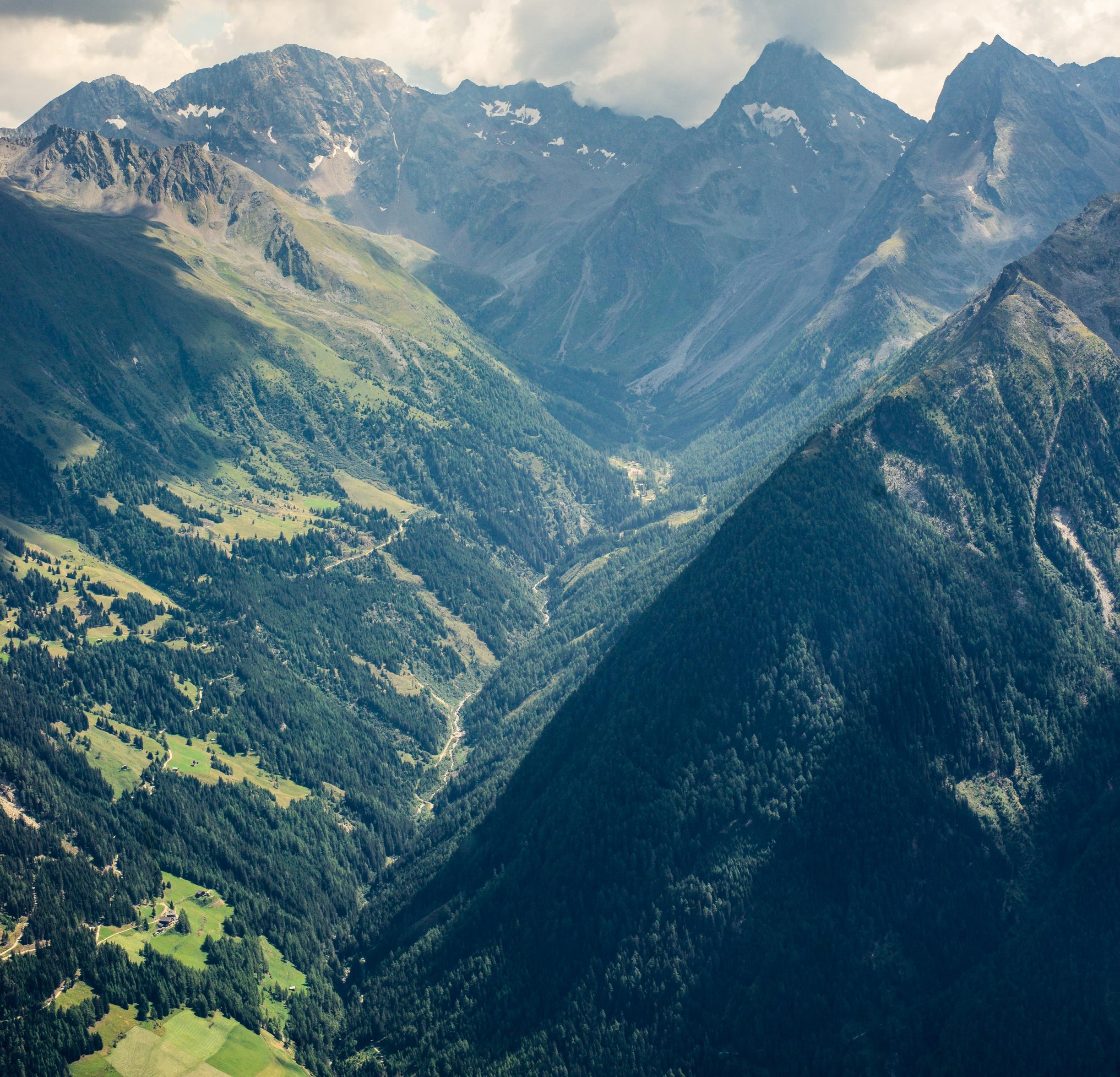 Lesachbachtal mit hohe Bergen im Hintergrund