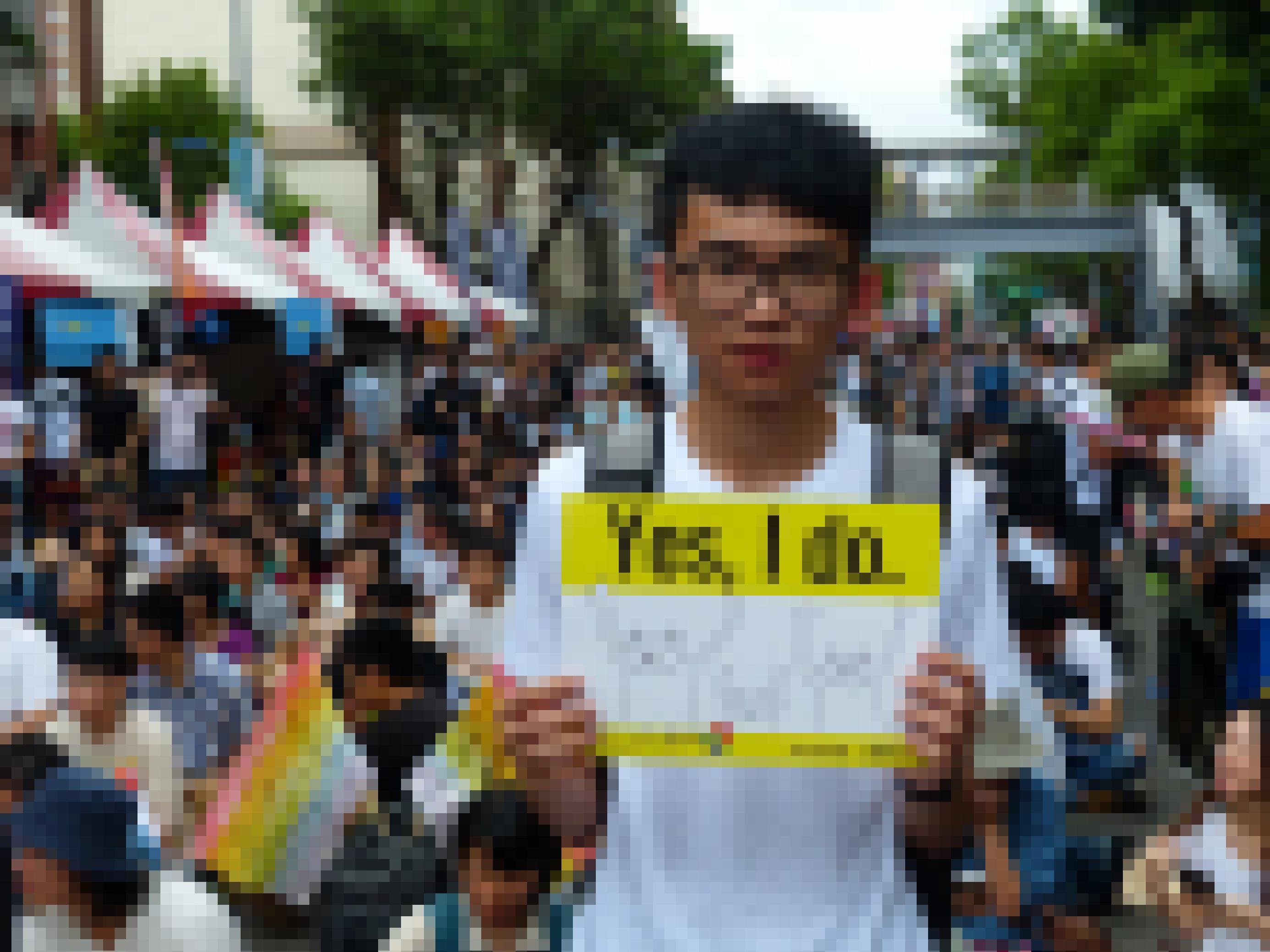 Eine Demonstration in Taipeh. Ein junger Mann steht etwas erhöht über einer Menschenmenge und hält ein Plakat mit der Aufschrift „Yes, I do“ in die Kamera.