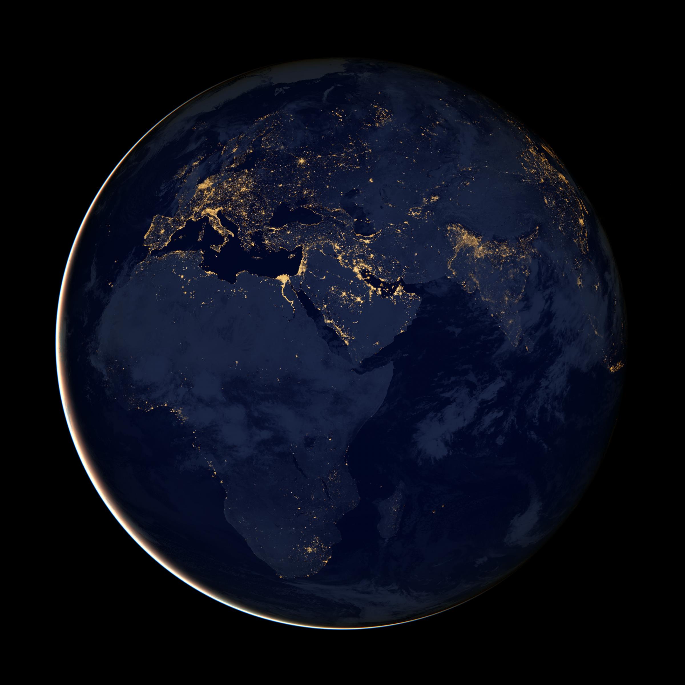 Die US-Raumfahrtagentur NASA hat aus Satellitenbildern ein Abbild der Erde bei Nacht geschaffen. Europa strahlt in weiten Teilen in hellem Licht, während Afrika nur von wenigen hellen Punkten gekennzeichnet ist.