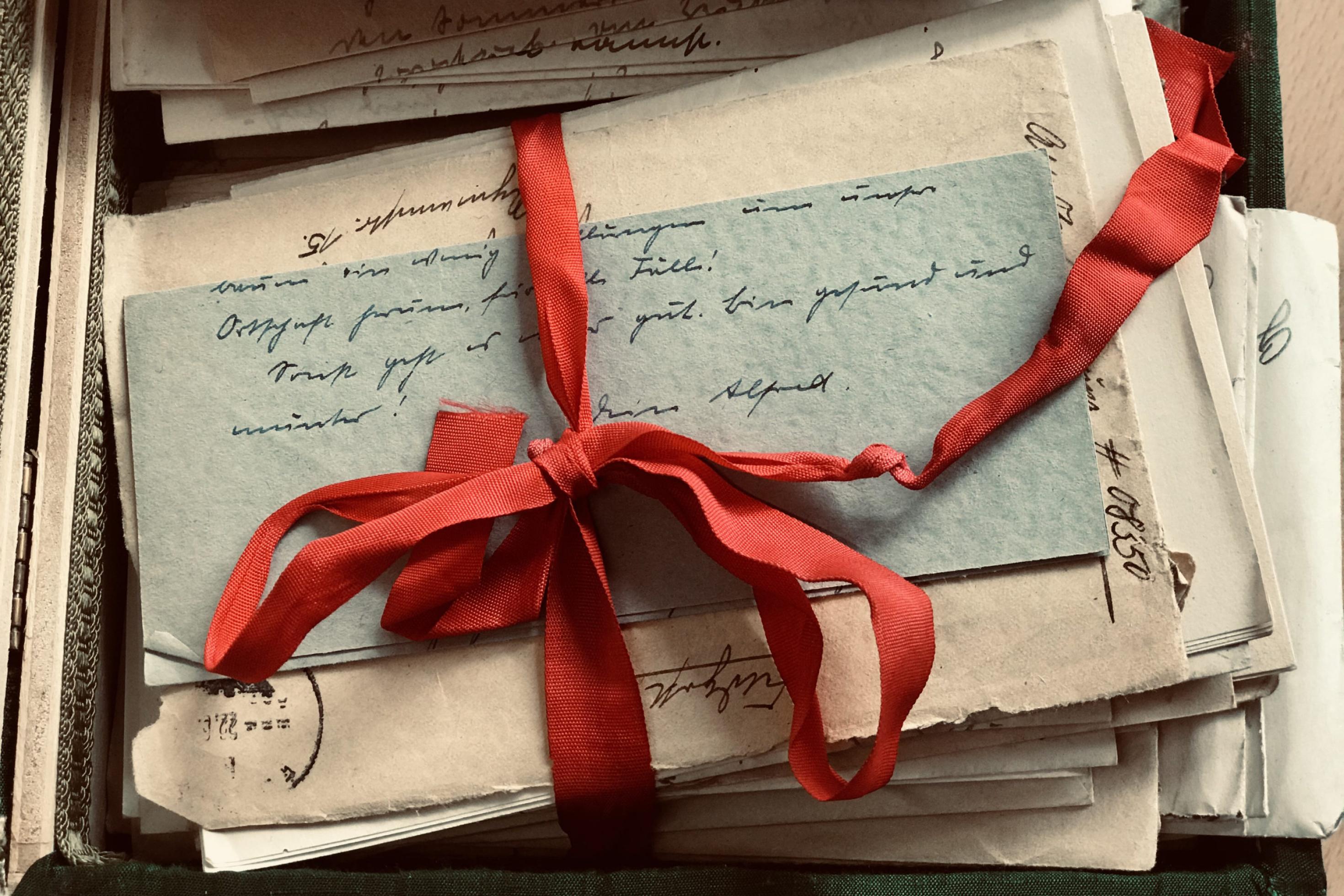 Eine Sammlung an alten Liebesbriefen liegt in einer Schachtel