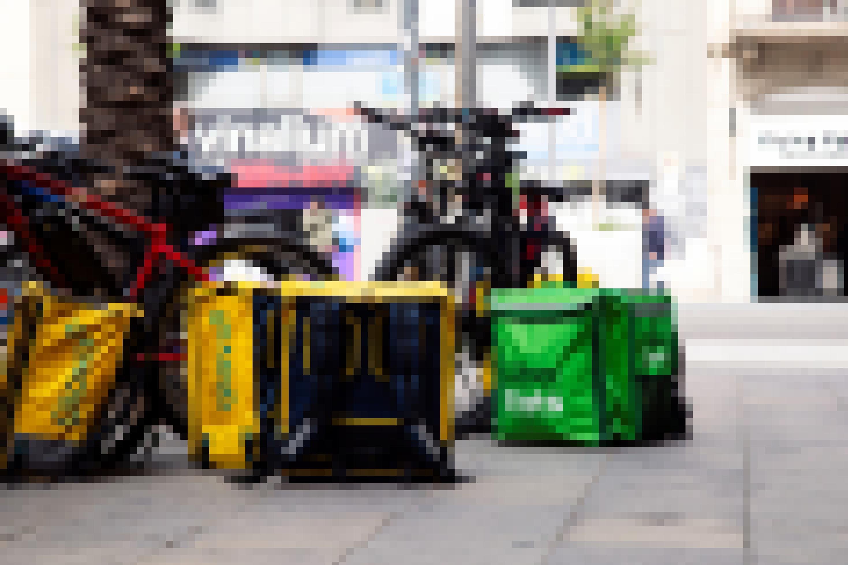 Mehrere der charakteristischen quadratischen Lieferboxen stehen auf der Straße.